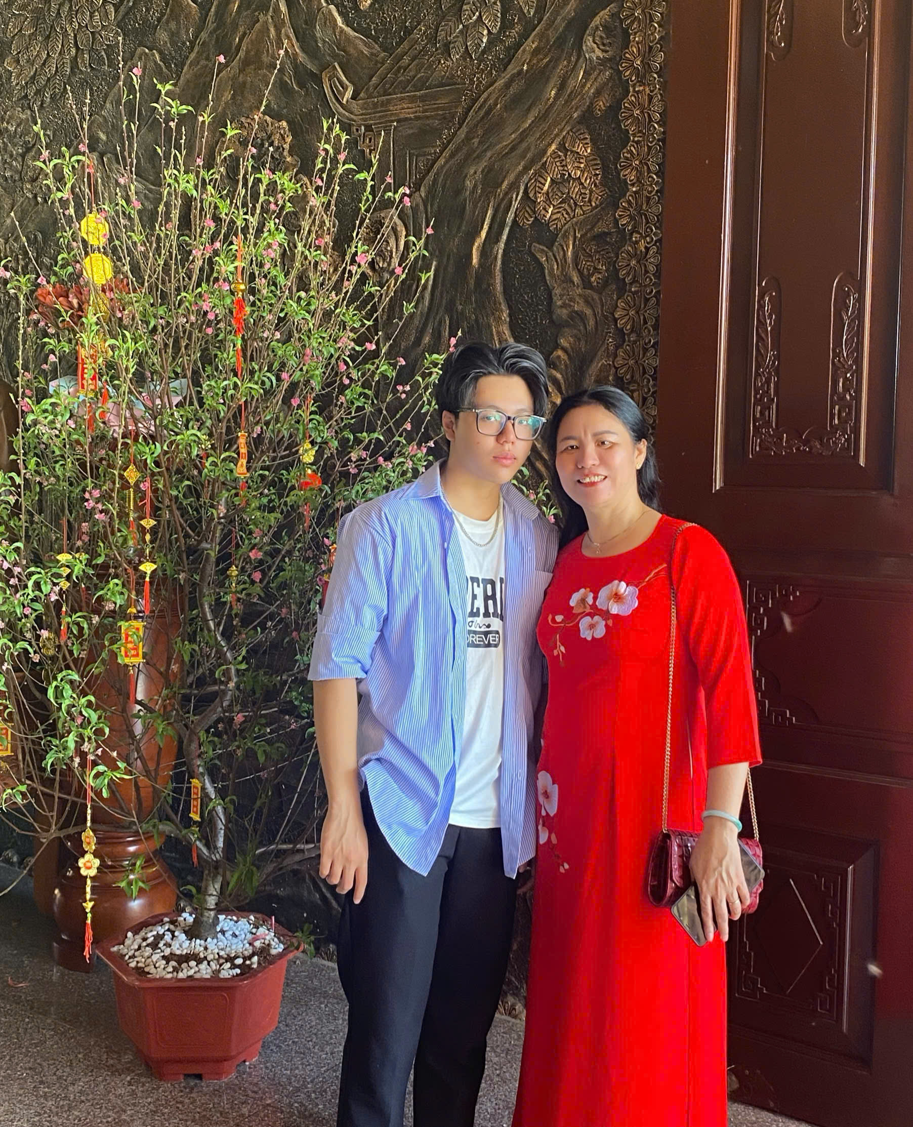 Em Nguyễn Lê Minh Cường đạt giải Nhất cuộc thi Viết về Mẹ  của Trường THPT Trần Nguyên Hãn cùng mẹ.