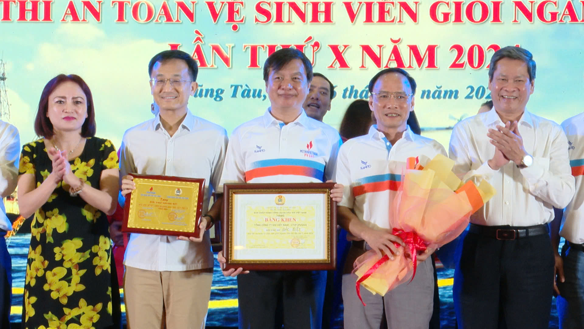 Bà Nghiêm Thùy Lan, Chủ tịch Công đoàn ngành Dầu khí Việt Nam và ông Huỳnh Thanh Xuân, Phó Chủ tịch Tổng LĐLĐ Việt Nam trao thưởng cho các đội. 