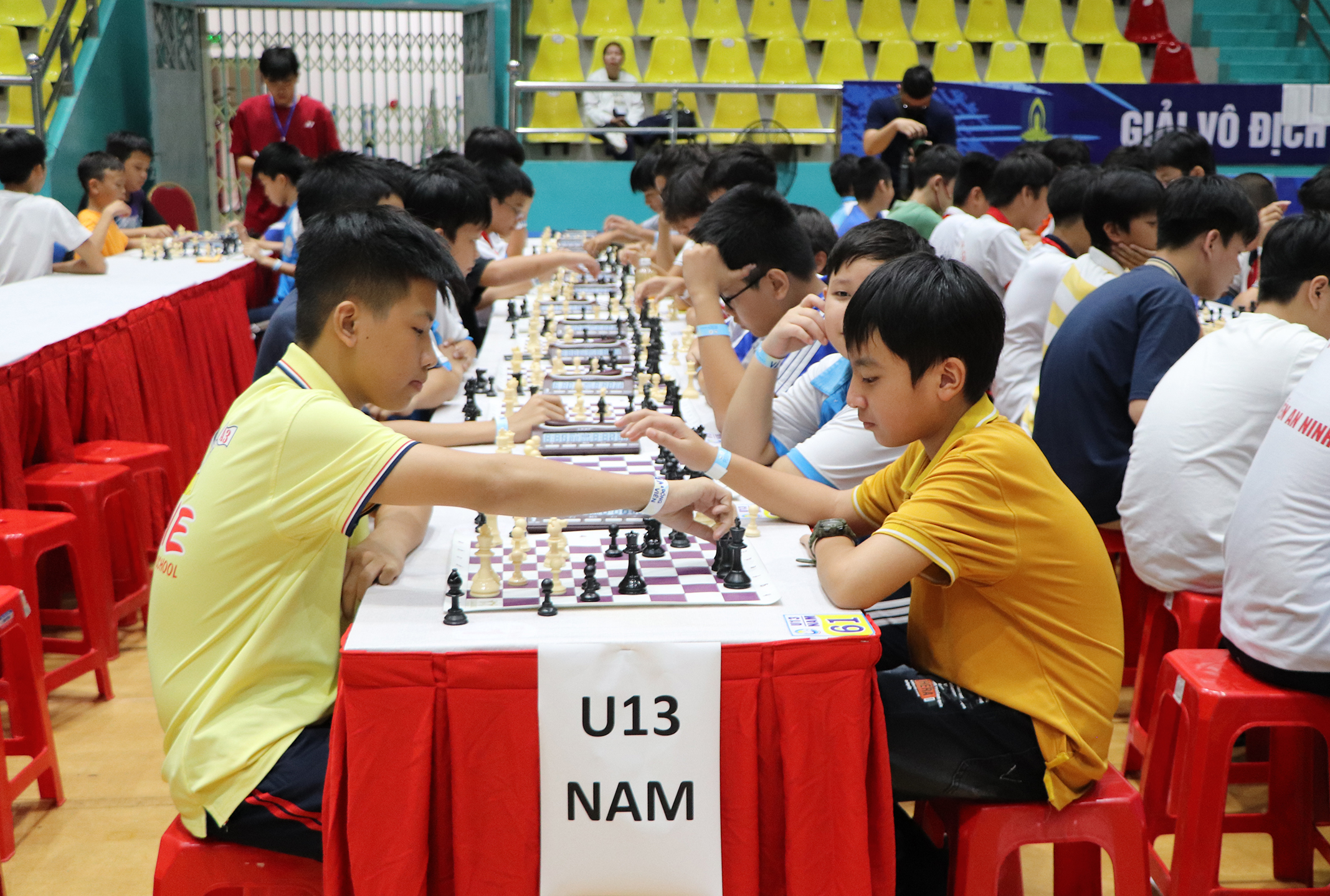 VĐV U13 nam thi đấu vòng 1.