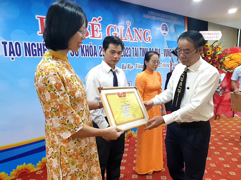 Ông Nguyễn Trường Thiệp, Phó Giám đốc Học viện Tư pháp trao Giấy khen cho học viên.