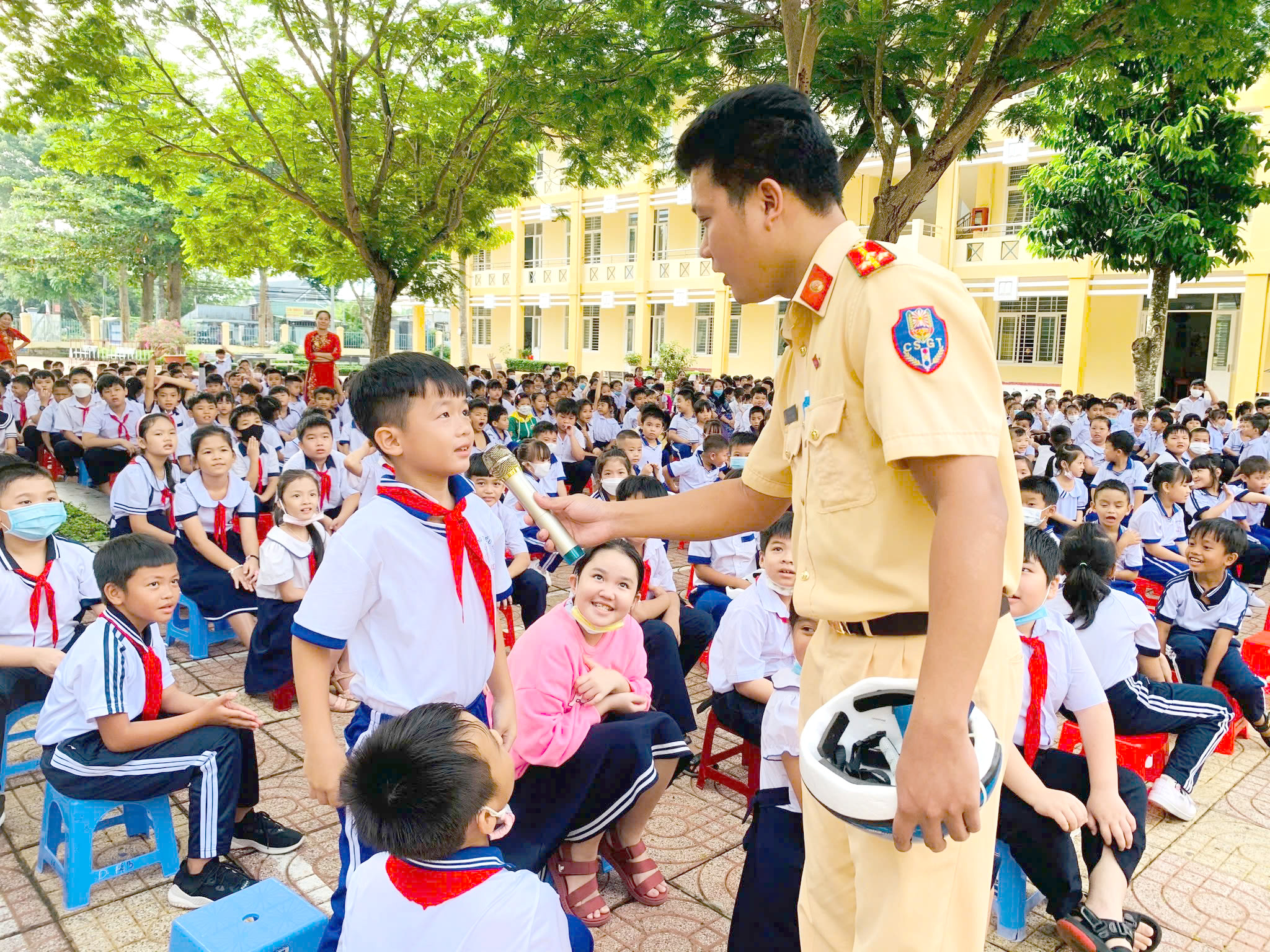 Cán bộ Đội CSGT TP.Bà Rịa tuyên truyền về văn hóa ứng xử và ATGT cho các em học sinh tiểu học tại TP.Bà Rịa.