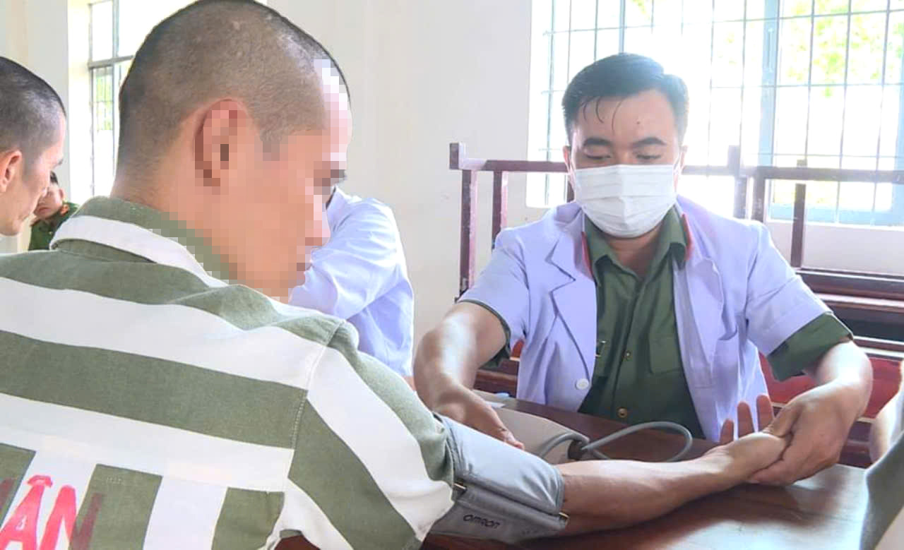 Bác sĩ Bệnh xá Công an tỉnh khám bệnh cho phạm nhân.