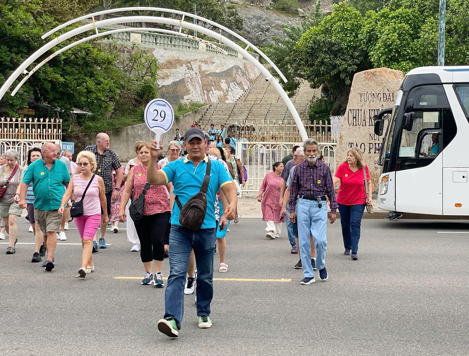 Du khách tàu Celebrity Millennium tham quan tượng Chúa giang tay.