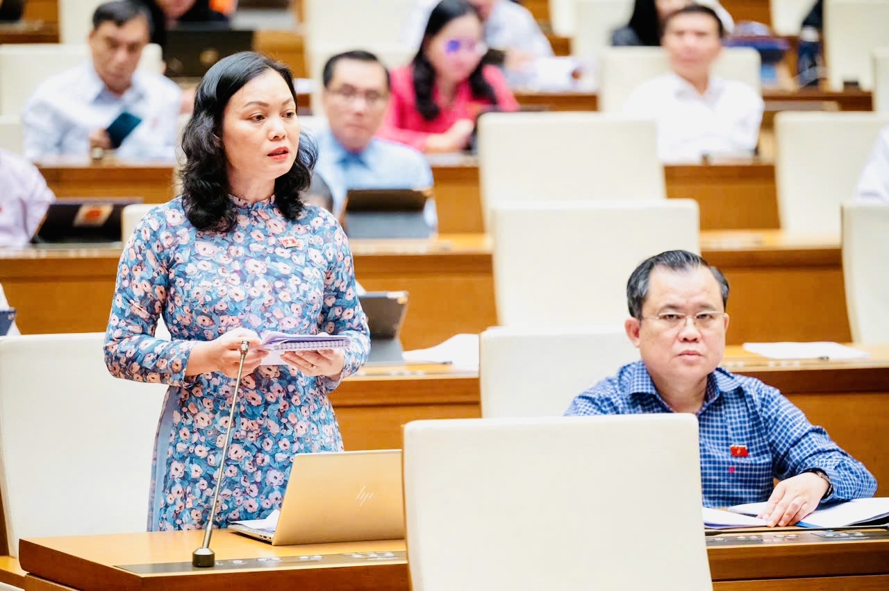 Phó Trưởng Đoàn ĐBQH tỉnh Huỳnh Thị Phúc phát biểu tại phiên giám sát tối cao. Ảnh: CHÂU VŨ