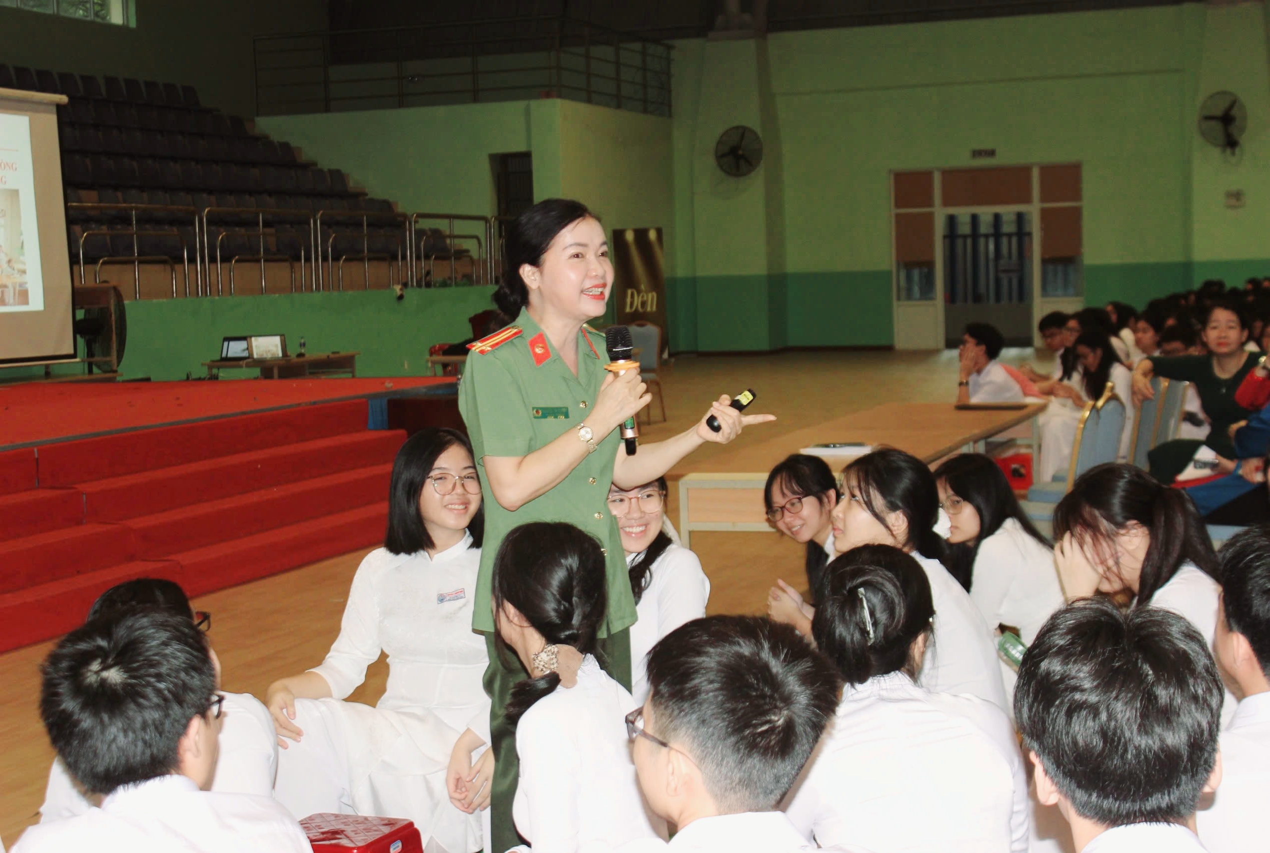 Đại diện Công an TP.Vũng Tàu tuyên truyền tới học sinh Trường THPT chuyên Lê Quý Đôn kiến thức về bạo lực học đường.