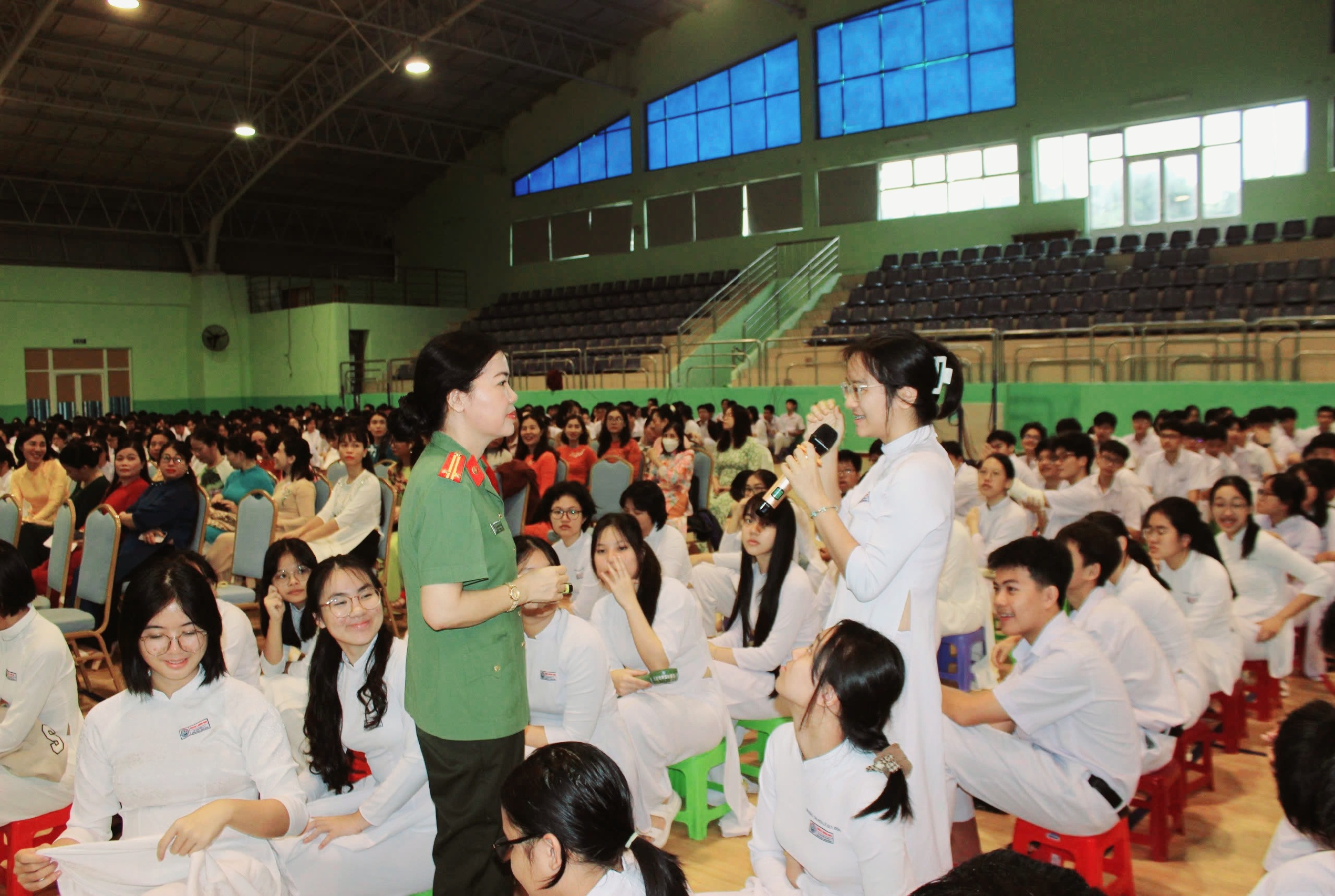 Các em học sinh sôi nổi tham gia giao lưu, trả lời câu hỏi.