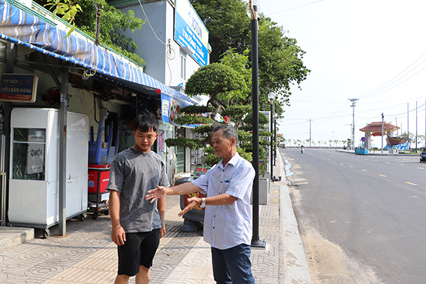 Ông Hoàng Văn Trọng, Bí thư, Trưởng Ban điều hành KP.Hải Sơn  tuyên truyền người dân không lấn chiếm vỉa hè để kinh doanh.