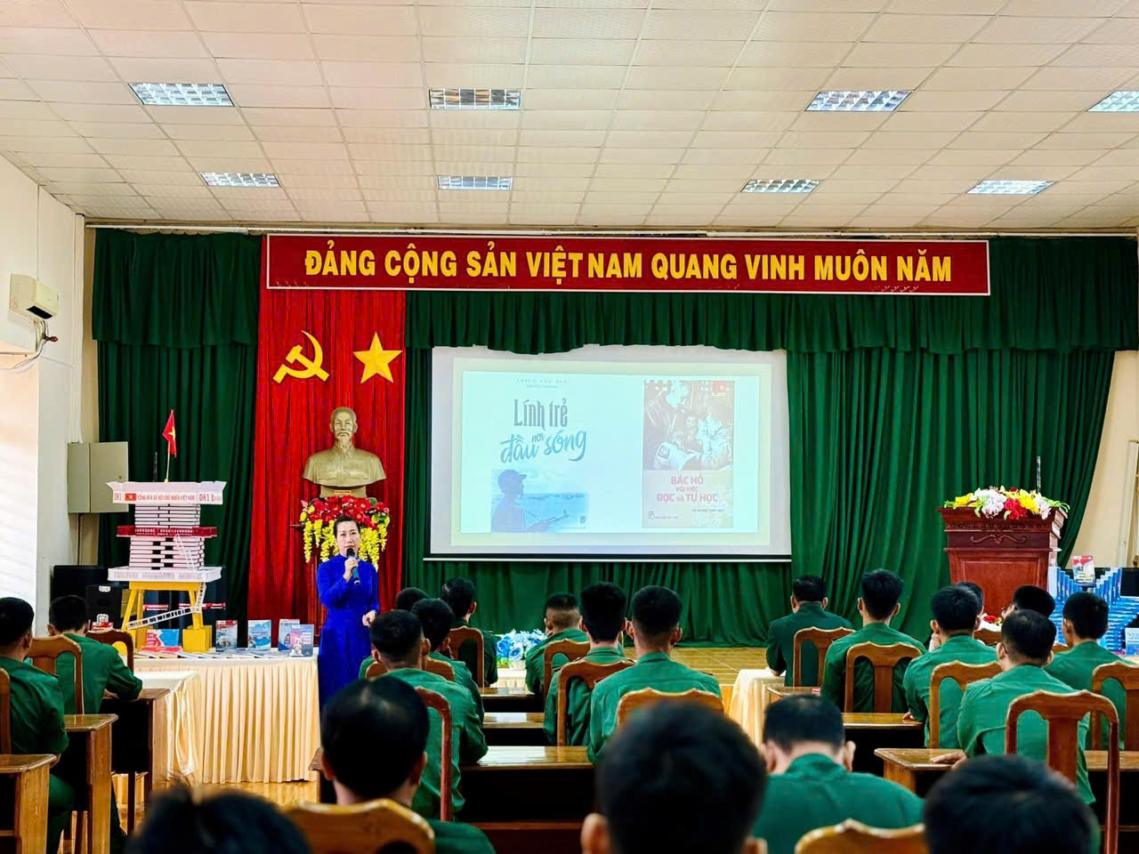 ThS. Lê Thị Hiếu Thảo, Giảng viên Trường Đại học Bà Rịa-Vũng Tàu giới thiệu về kỹ năng đọc đến cán bộ, chiến sĩ.