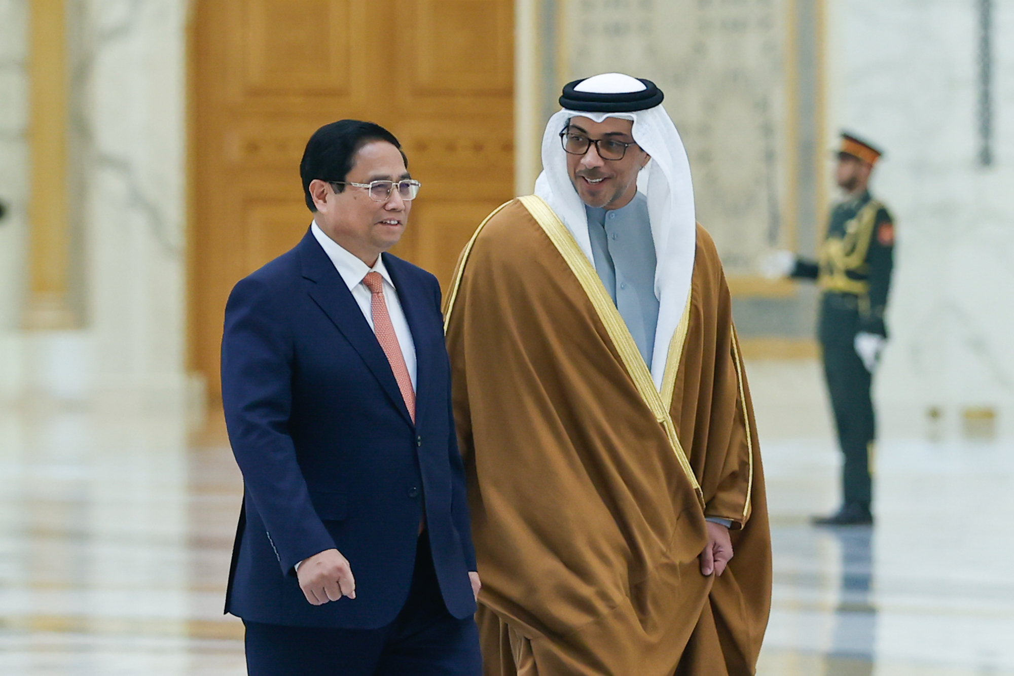 Thủ tướng Phạm Minh Chính và Phó Tổng thống UAE  Sheikh Mansour Bin Zayed Al Nahyan.