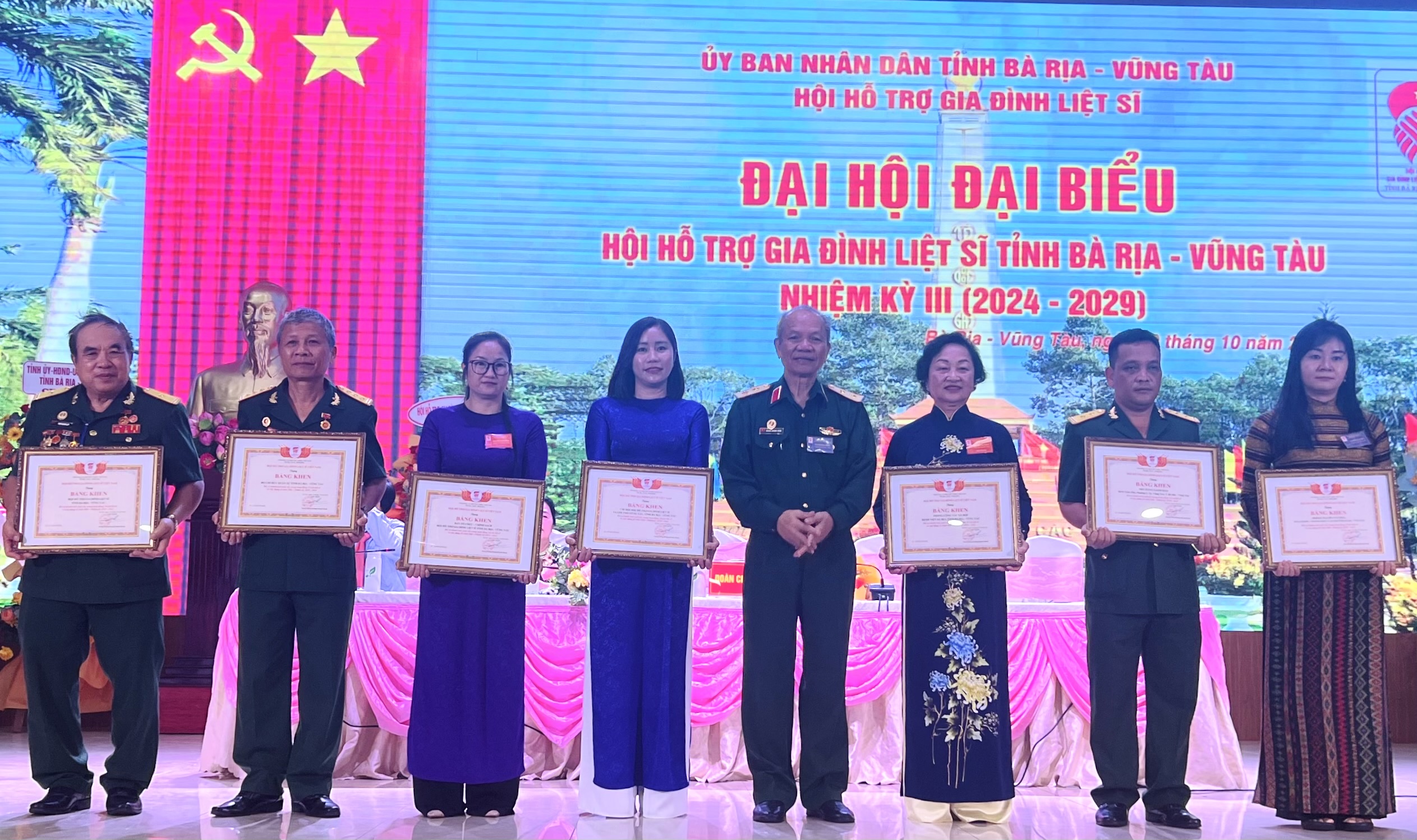 Hội Hỗ trợ gia đình liệt sĩ Việt Nam khen thưởng các tập thể đã có thành tích xuất sắc trong công tác “Tri ân Liệt sĩ” trên địa bàn tỉnh, giai đoạn 2019-2024