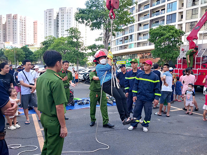 Người dân trải nghiệm thoát hiểm bằng dây thả chậm.