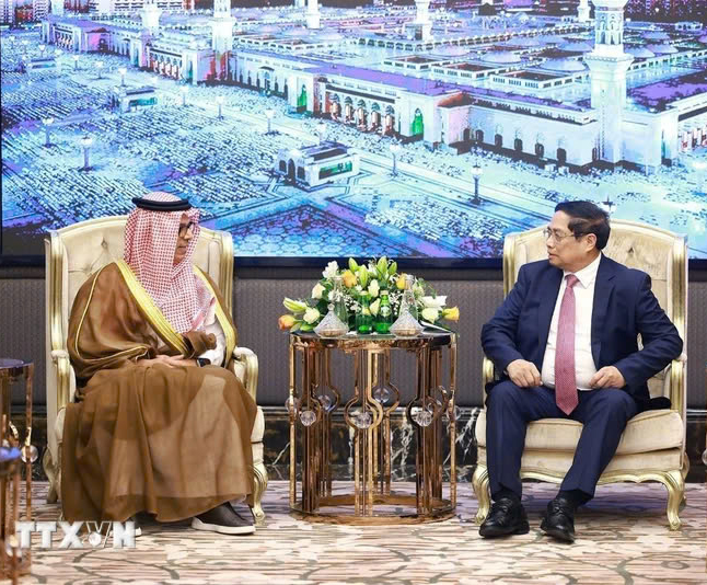 Thủ tướng Phạm Minh Chính tiếp ông Abdulla Mohammed Al Zamil, Chủ tịch Công ty đầu tư công nghiệp Zamil. Ảnh: DƯƠNG GIANG