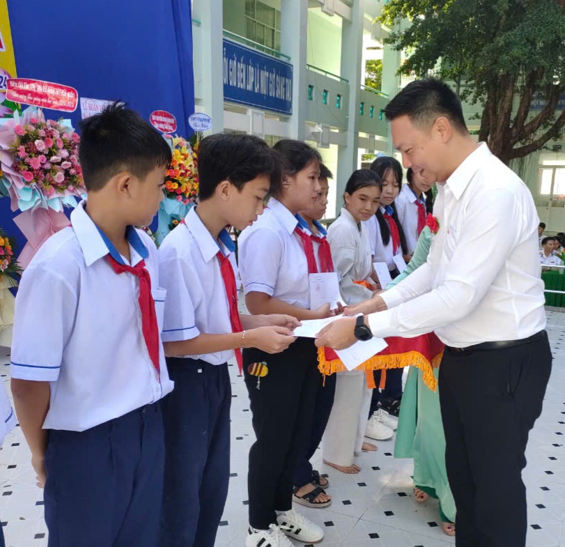 Ông Piya Sinaroj, Trưởng phòng Pháp chế và Đối ngoại LSP tặng quà cho học sinh Trường THCS Bạch Đằng (xã Long Sơn).