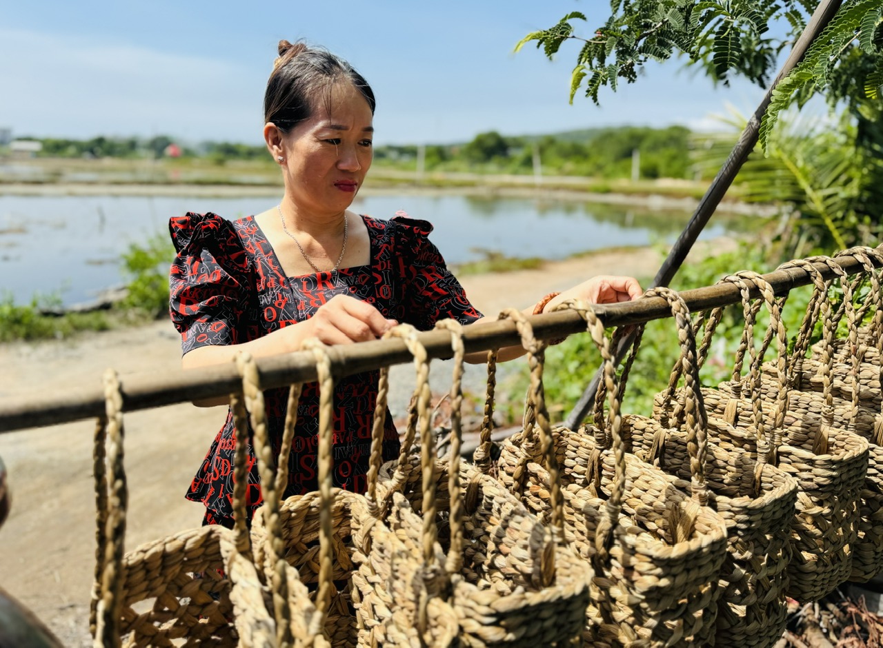 Chị Trương Thị Thuận phơi nắng giỏ lục bình thành phẩm để tăng độ bền sử dụng.
