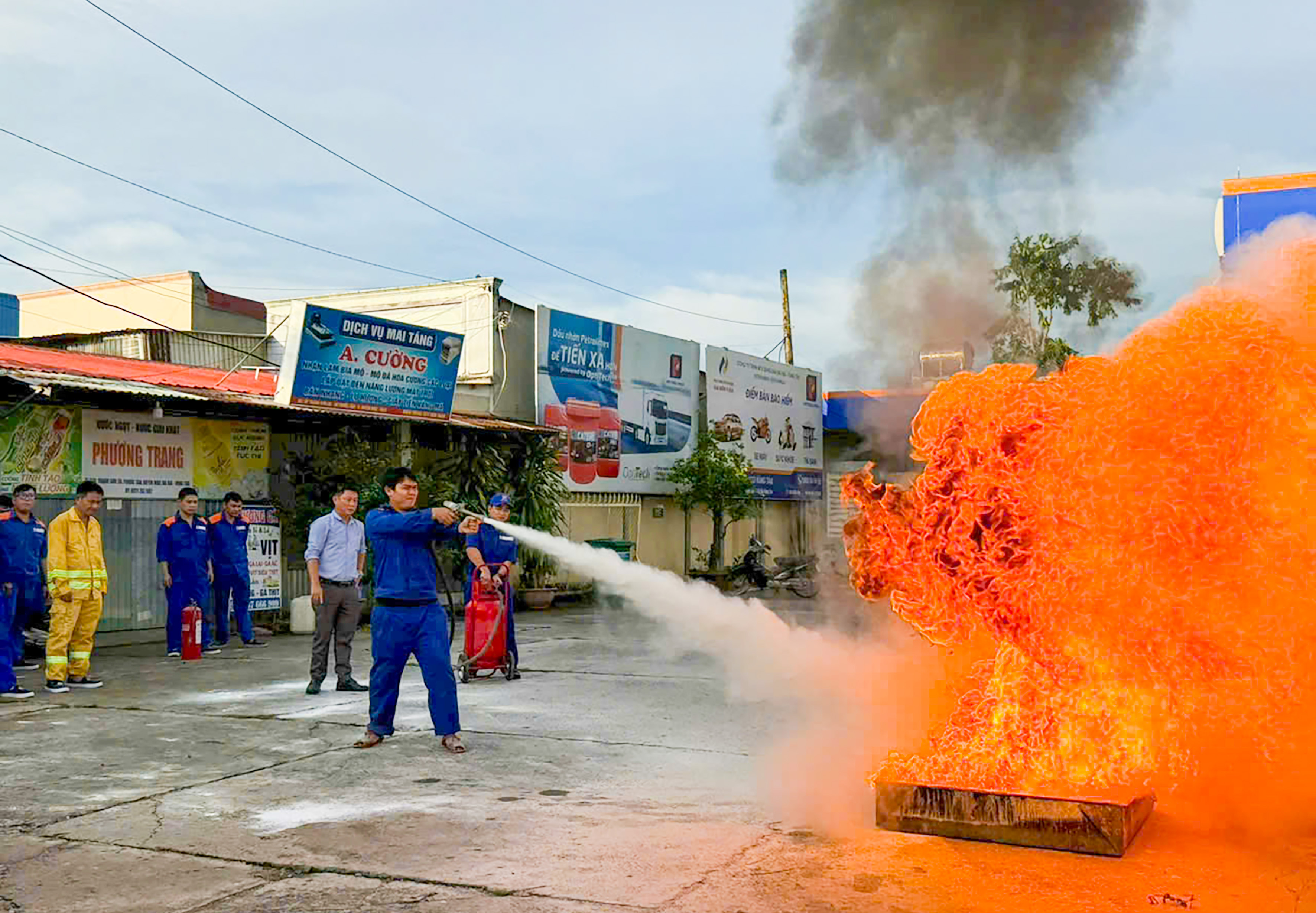 Cán bộ, nhân viên các cửa hàng Petrolimex trên địa bàn huyện Xuyên Mộc thực hành sử dụng trang thiết bị PCCC để dập tắt đám cháy.