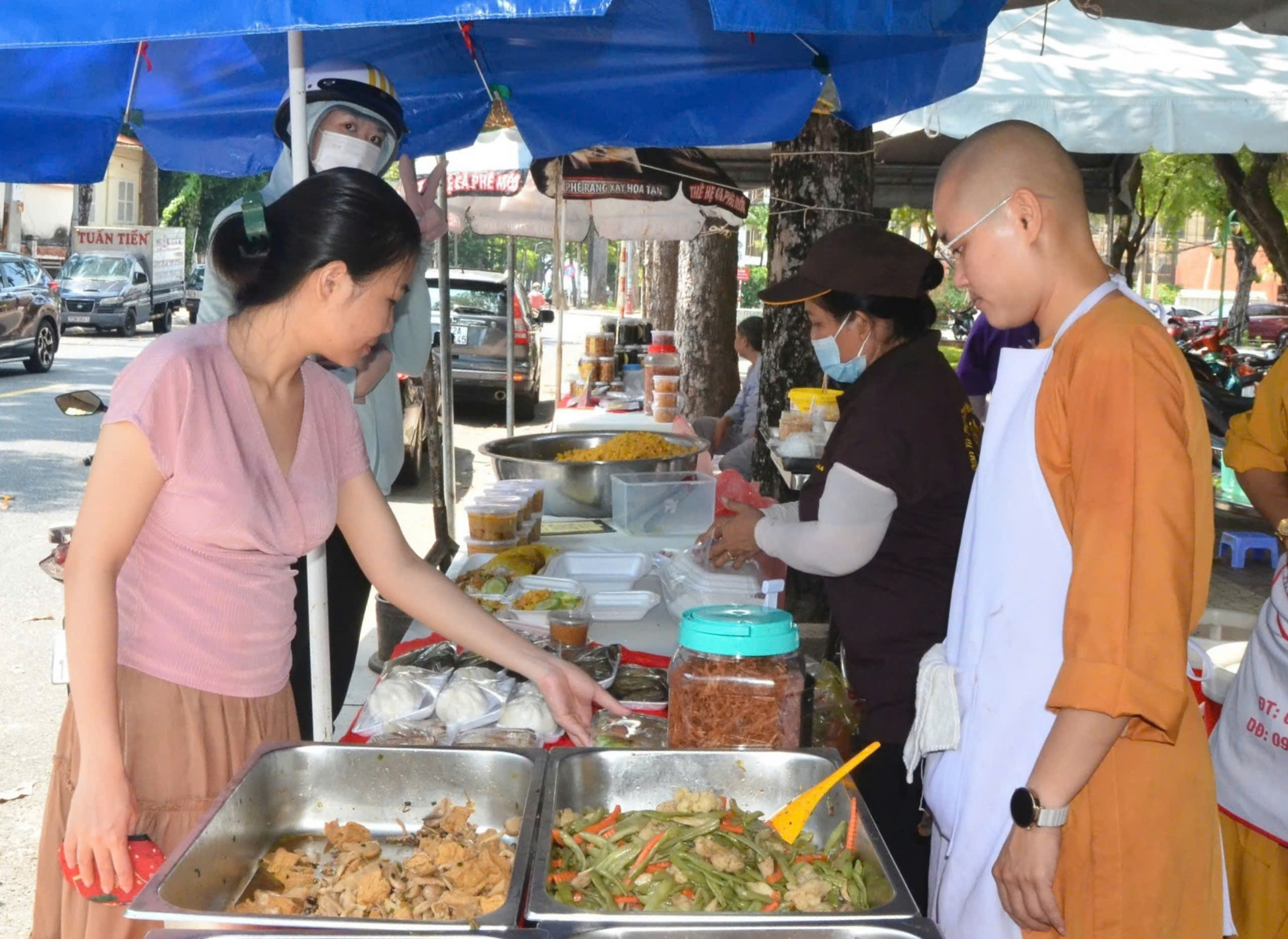 Người dân mua đồ chay tại Công viên Tam Giác (phường 1, TP.Vũng Tàu) sáng 31/10.