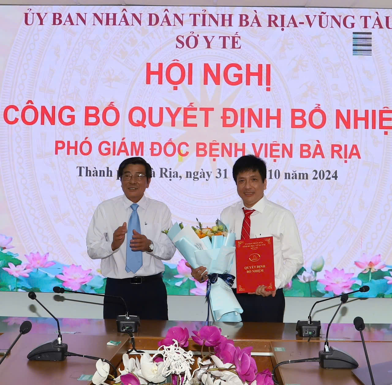 Ông Nguyễn Văn Thái, Phó Giám đốc, phụ trách Sở Y tế trao Quyết định bổ nhiệm ông Lê Minh Hiếu, giữ chức vụ Phó Giám đốc Bệnh viện Bà Rịa.