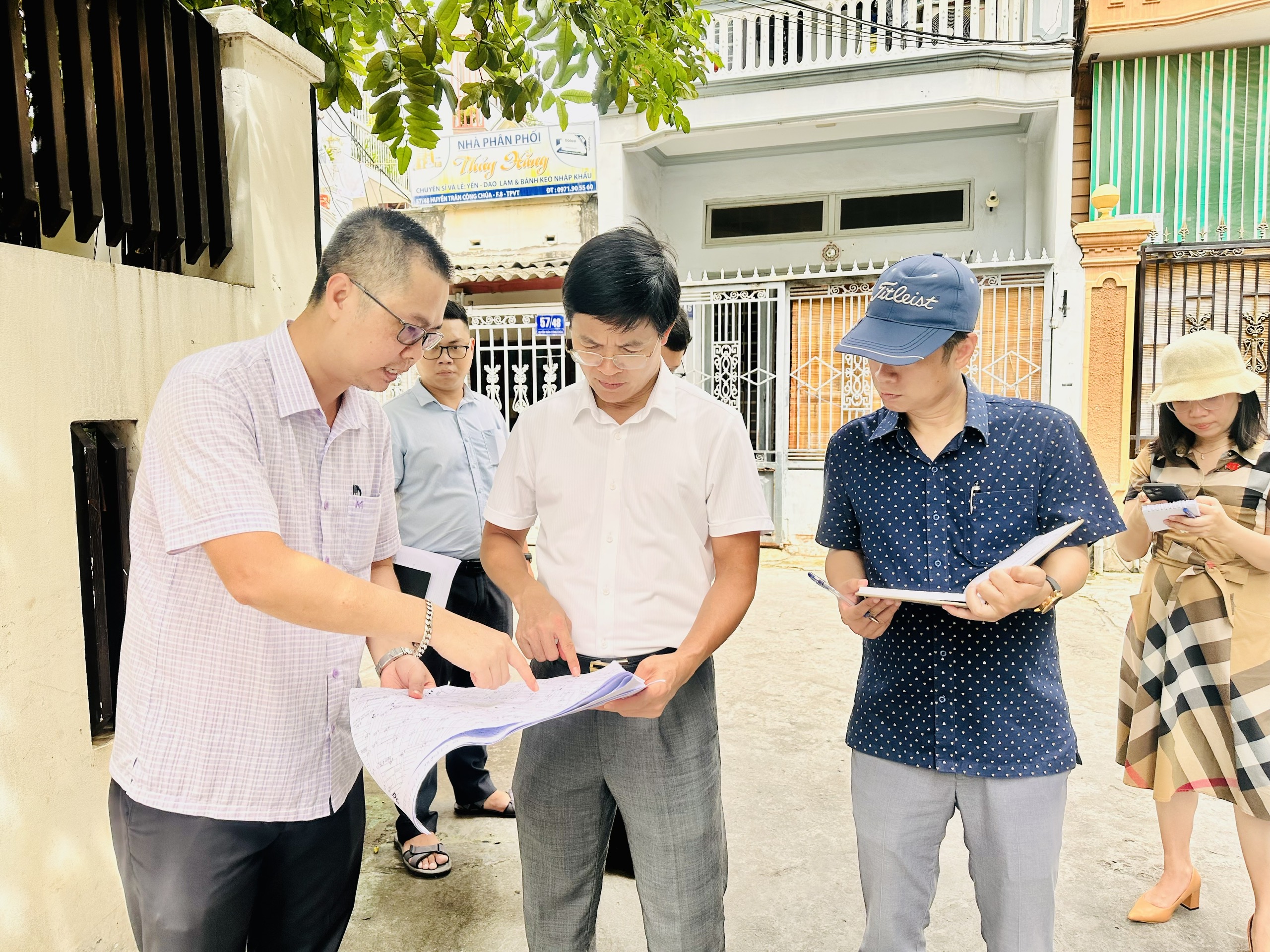 Cơ quan chức năng TP.Vũng Tàu kiểm tra thực tế việc sử dụng đất tại các tuyến đường hẻm trên địa bàn thành phố.