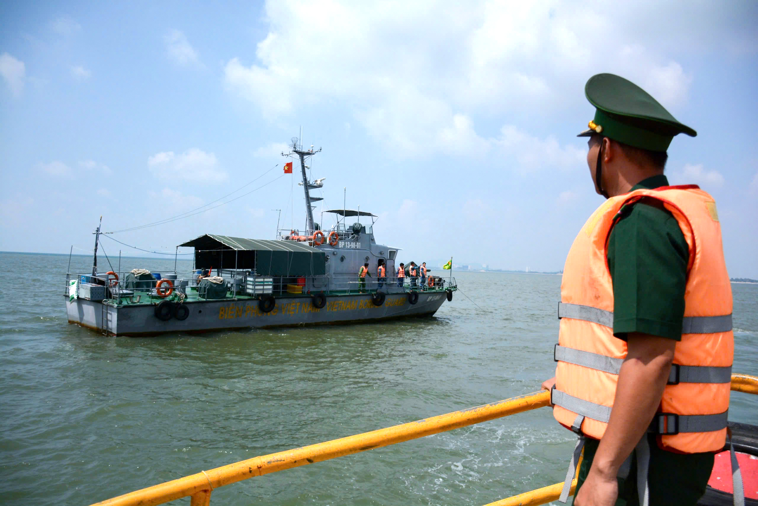 Tàu Biên phòng 13-98-01 chốt trên biển suốt 1 tháng qua để trực cao điểm phòng chống khai thác IUU.