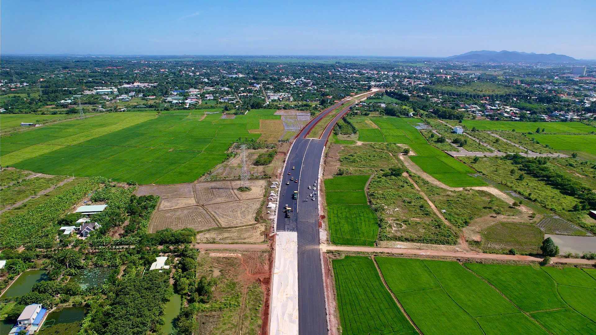 Những mét thảm nhựa đầu tiên trên cao tốc Biên Hòa-Vũng Tàu