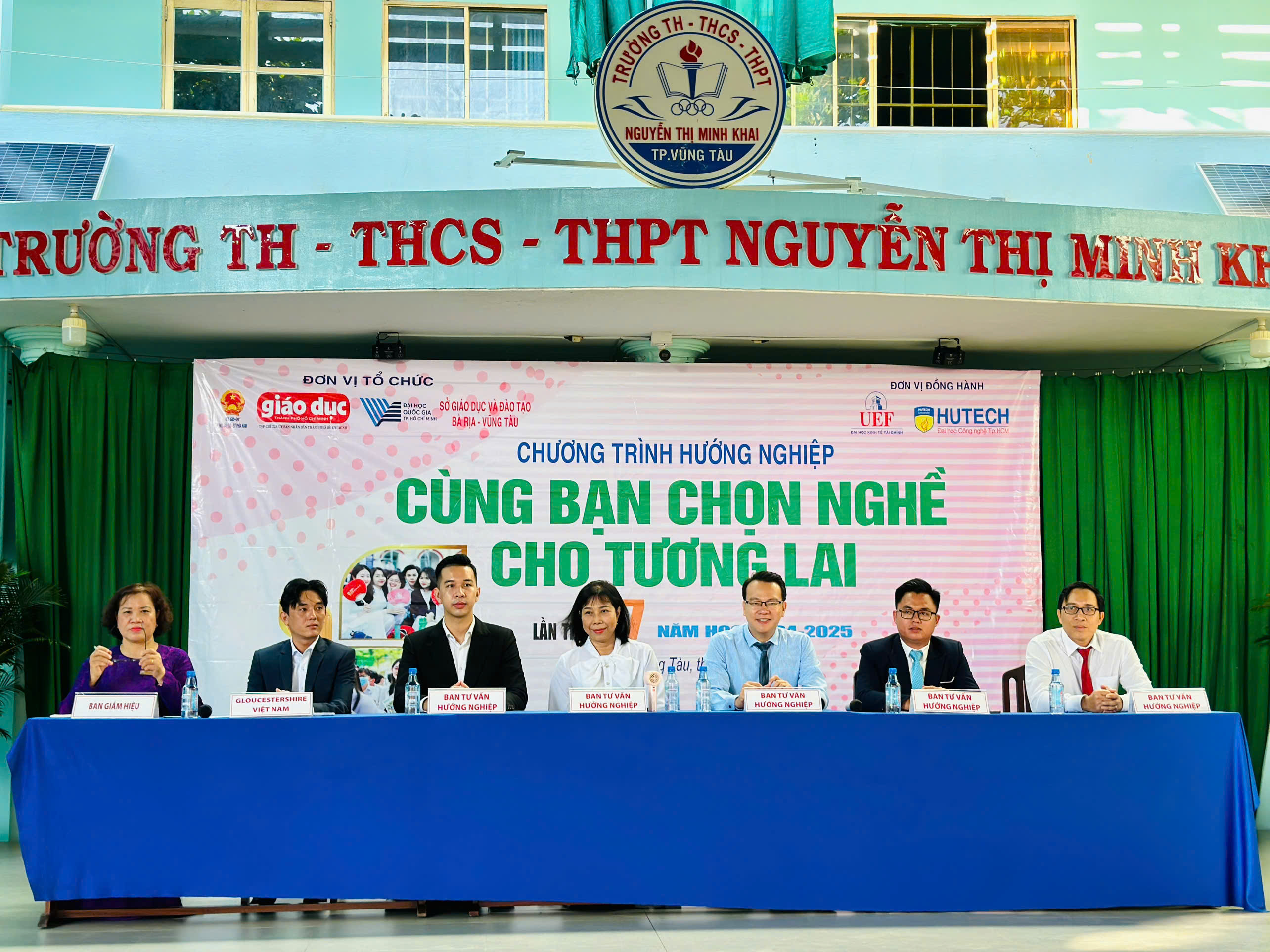 Khởi động chương trình Cùng bạn chọn nghề cho tương lai