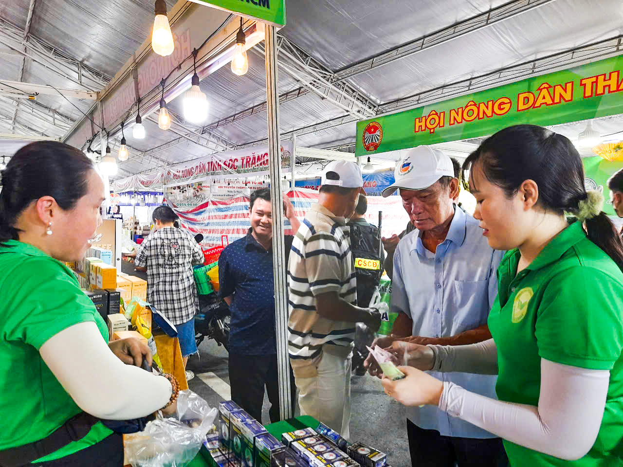 Tham quan Hội chợ đặc sản vùng miền khu vực Đồng bằng Sông Cửu Long