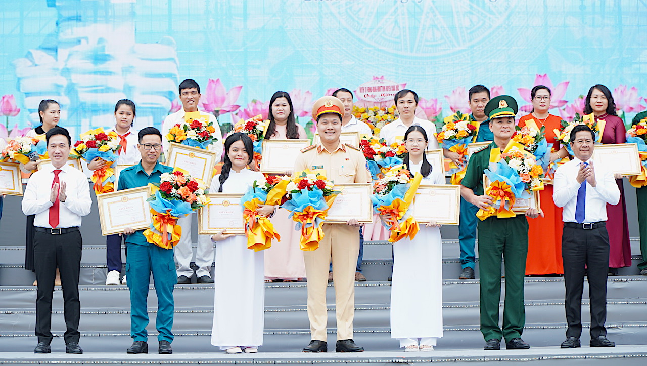 Trao giải Cuộc thi trực tuyến tìm hiểu 60 năm Chiến thắng Bình Giã