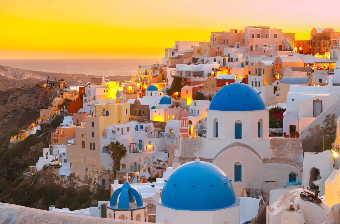 Làng Firag chính là thủ phủ của Santorini, được biết đến với những con đường rải sỏi và tầm nhìn tuyệt đẹp ra biển Aegean.