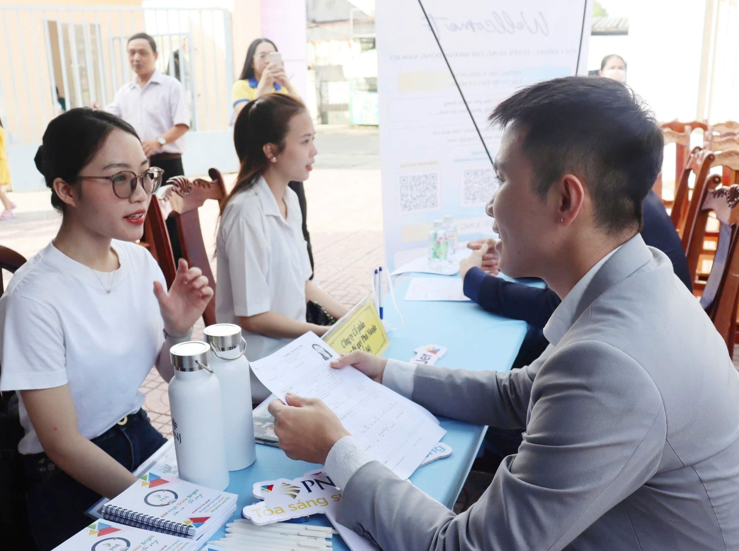 Đại diện doanh nghiệp tuyển lao động tại phiên giao dịch việc làm lần thứ X năm 2024.