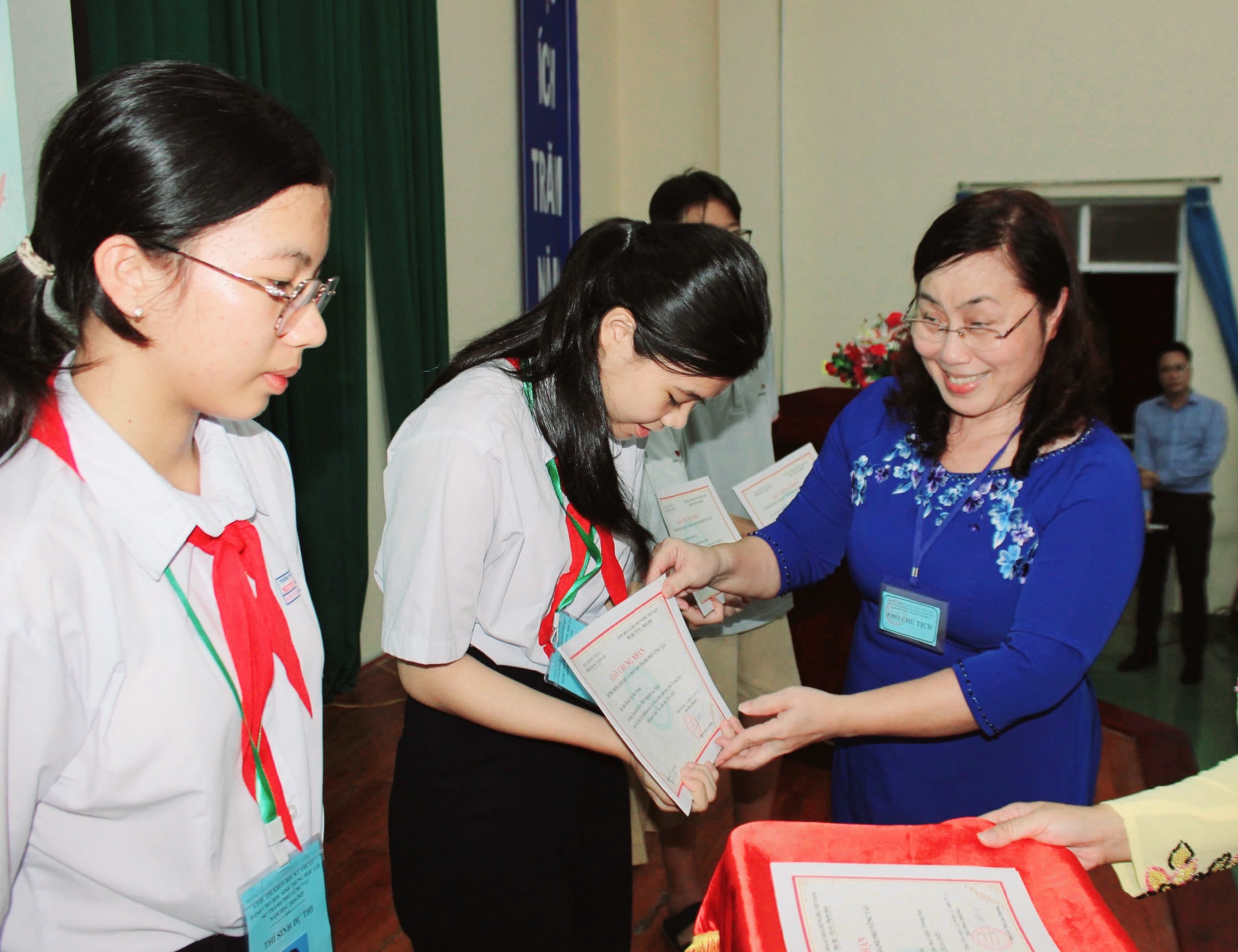 Bà Lương Thị Thanh Thủy, chuyên viên Phòng GD-ĐT TP.Vũng Tàu trao giải Ba cho các tác giả đoạt giải.