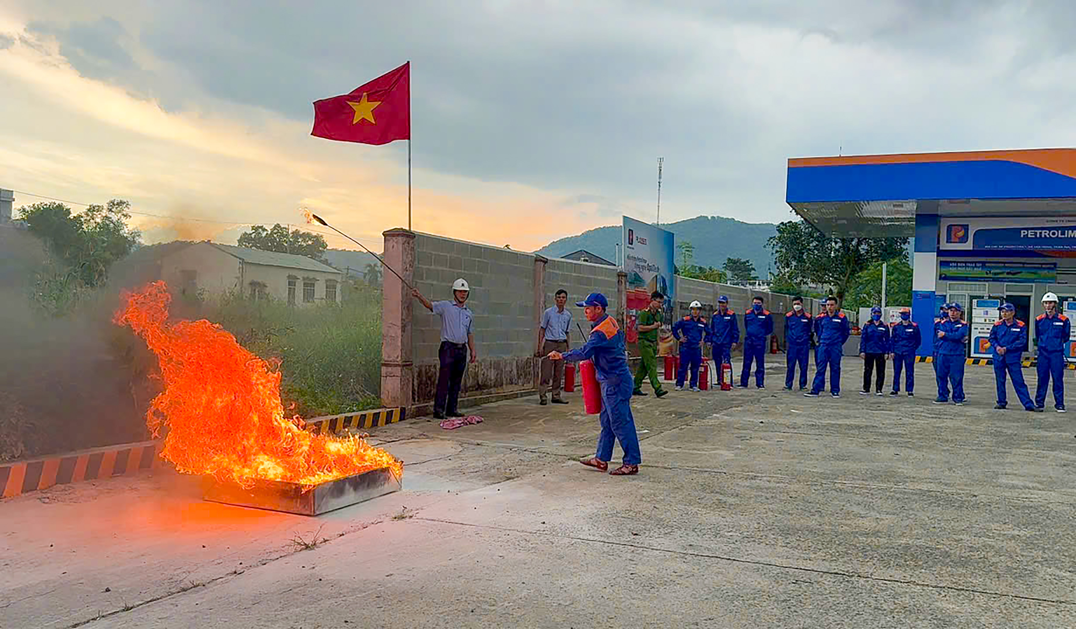 Thực tập tình huống dập tắt đám cháy tại cây xăng.