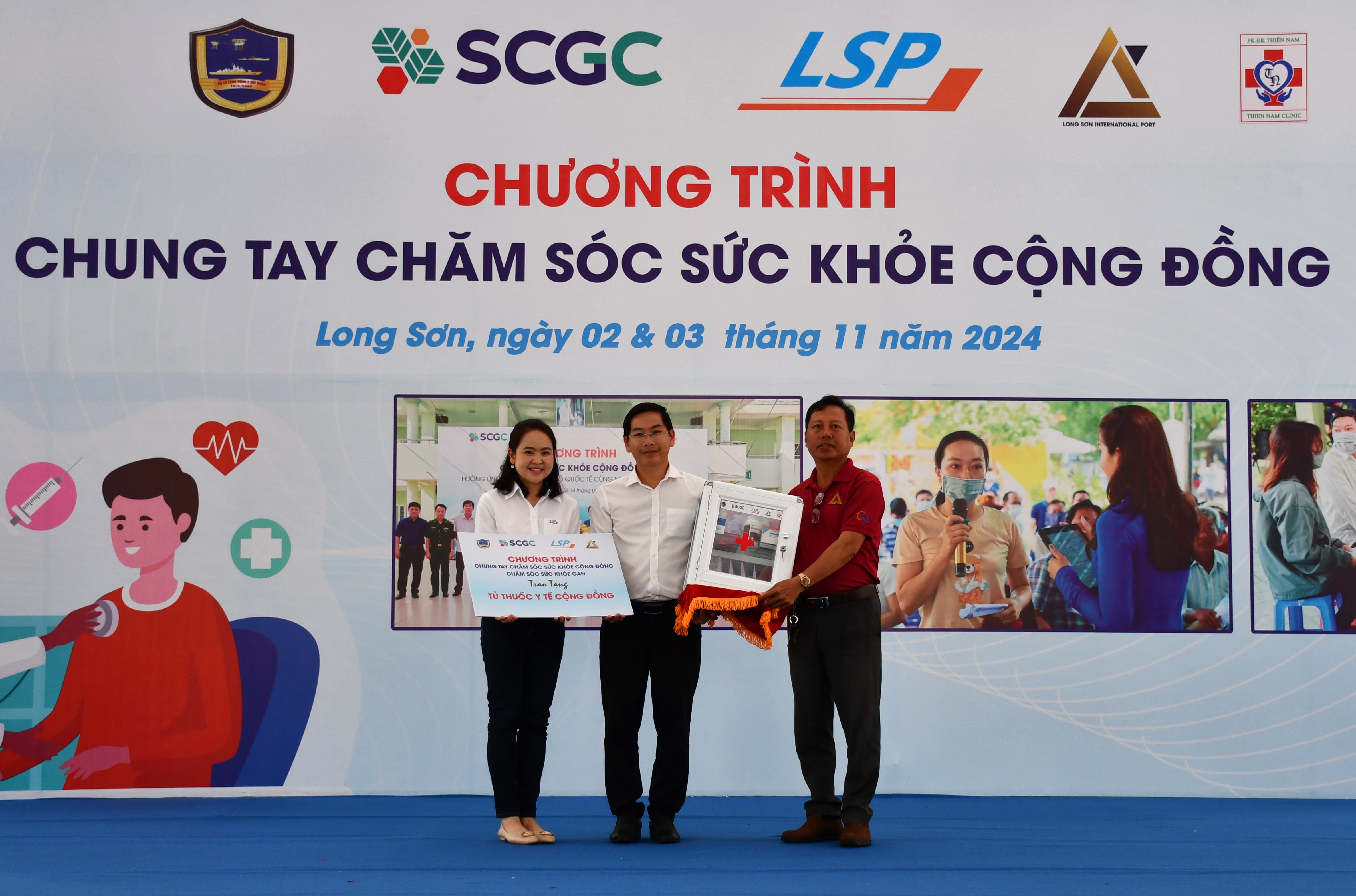 Lãnh đạo LSP tặng tủ thuốc cộng đồng cho xã Long Sơn.