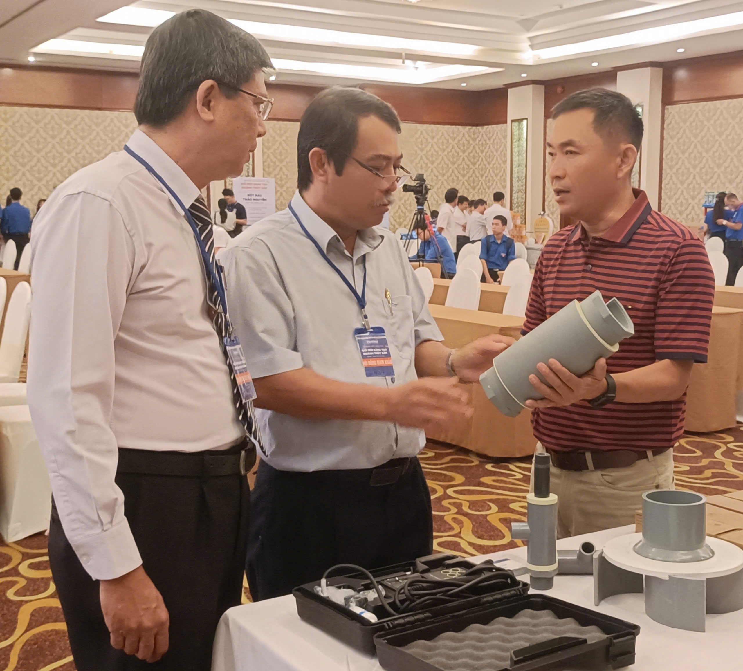Các đại biểu tham quan gian hàng trưng bày sản phẩm tham gia cuộc thi Đổi mới sáng tạo ngành thủy sản BRVT 2024