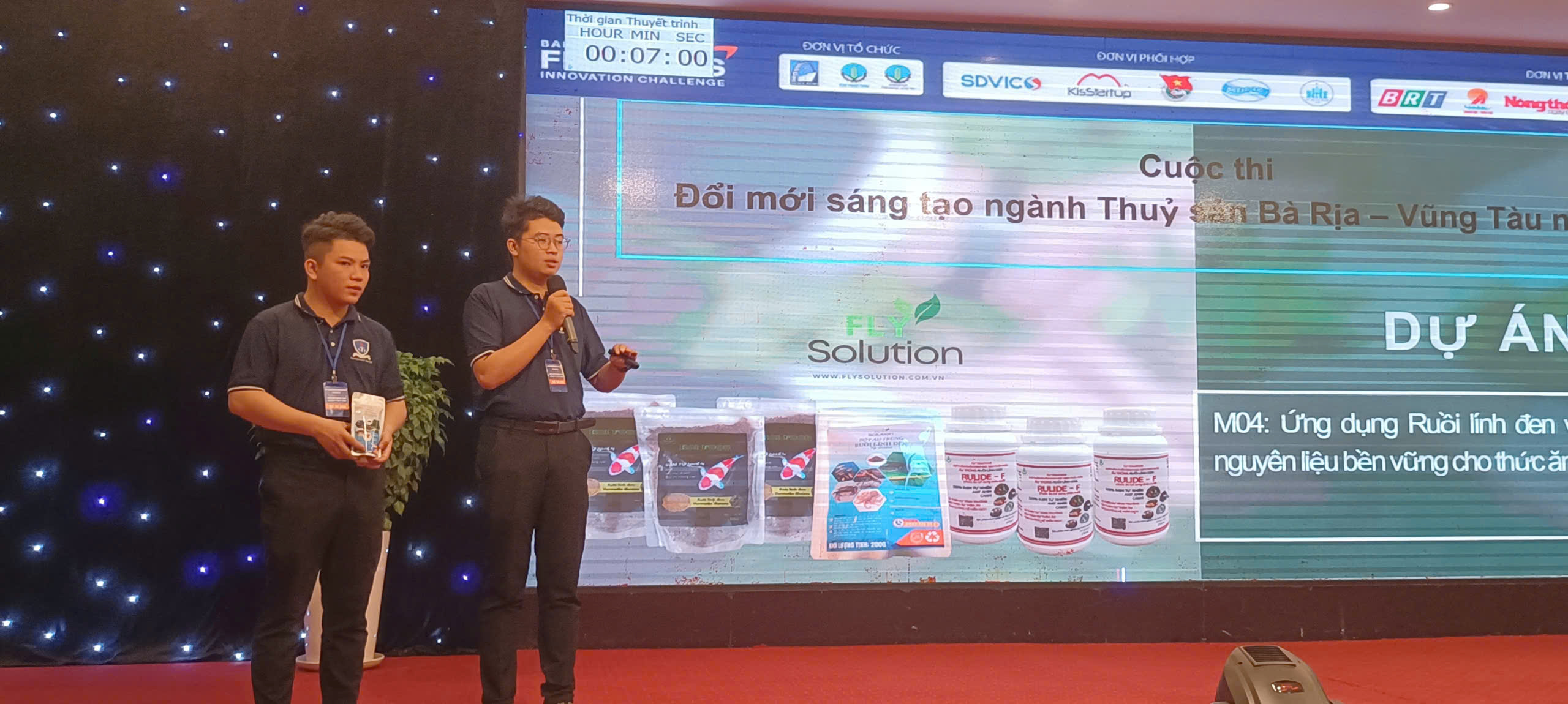 Dự án Ứng dụng Ruồi lính đen trong nguồn nguyên liệu sản xuất thức ăn chăn nuôi thủy  sản của 2 sinh viên Trường Đại học Nguyễn Tất Thành đạt giải ba ở bảng thi dự án, mô hình.