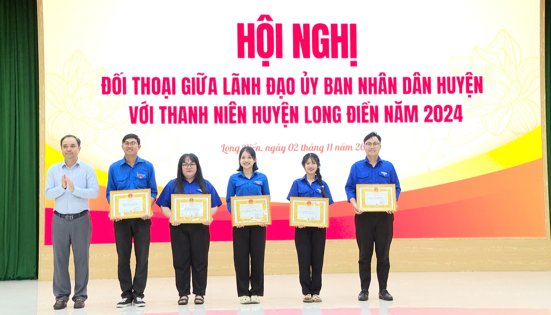 Ông Lê Hữu Hiền, Phó Chủ tịch UBND huyện Long Điền trao giấy khen cho các đoàn viên thanh niên tiêu biểu trong chuyển đổi số.