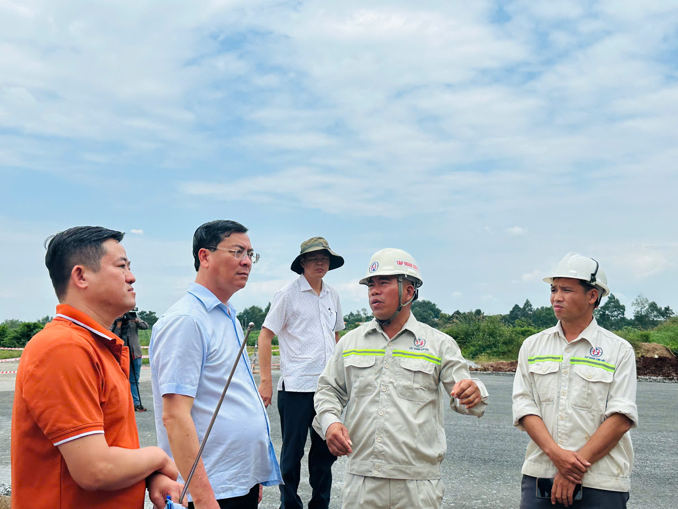 Chủ đầu tư và đại diện đơn vị thi công dự án đường cao tốc Biên Hòa-Vũng Tàu báo cáo về tiến độ thực hiện dự án với ông Nguyễn Công Vinh, Phó Chủ tịch UBND tỉnh.