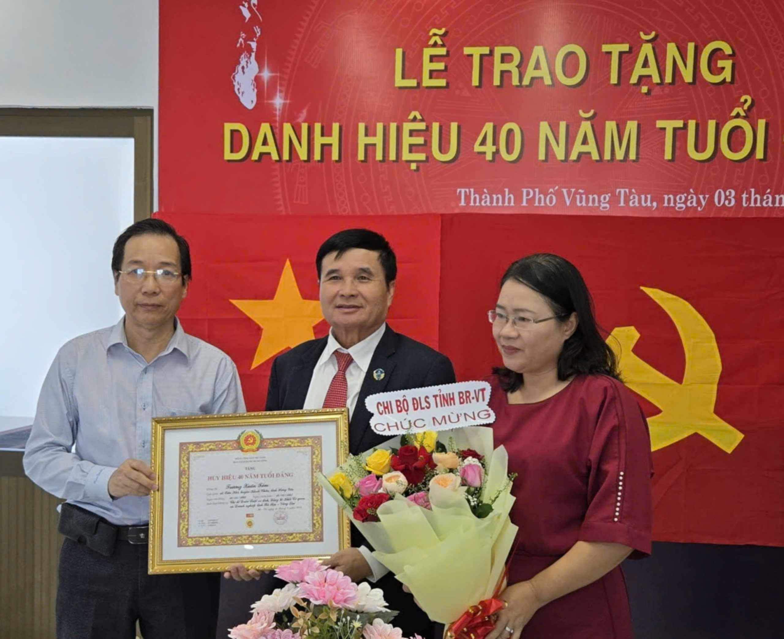 Luật sư Phạm Hùng, Bí thư Chi bộ, Phó Chủ nhiệm Đoàn Luật sư tỉnh trao Huy hiệu 40 năm tuổi Đảng cho luật sư Trương Xuân Tám, Chủ nhiệm Đoàn luật sư.