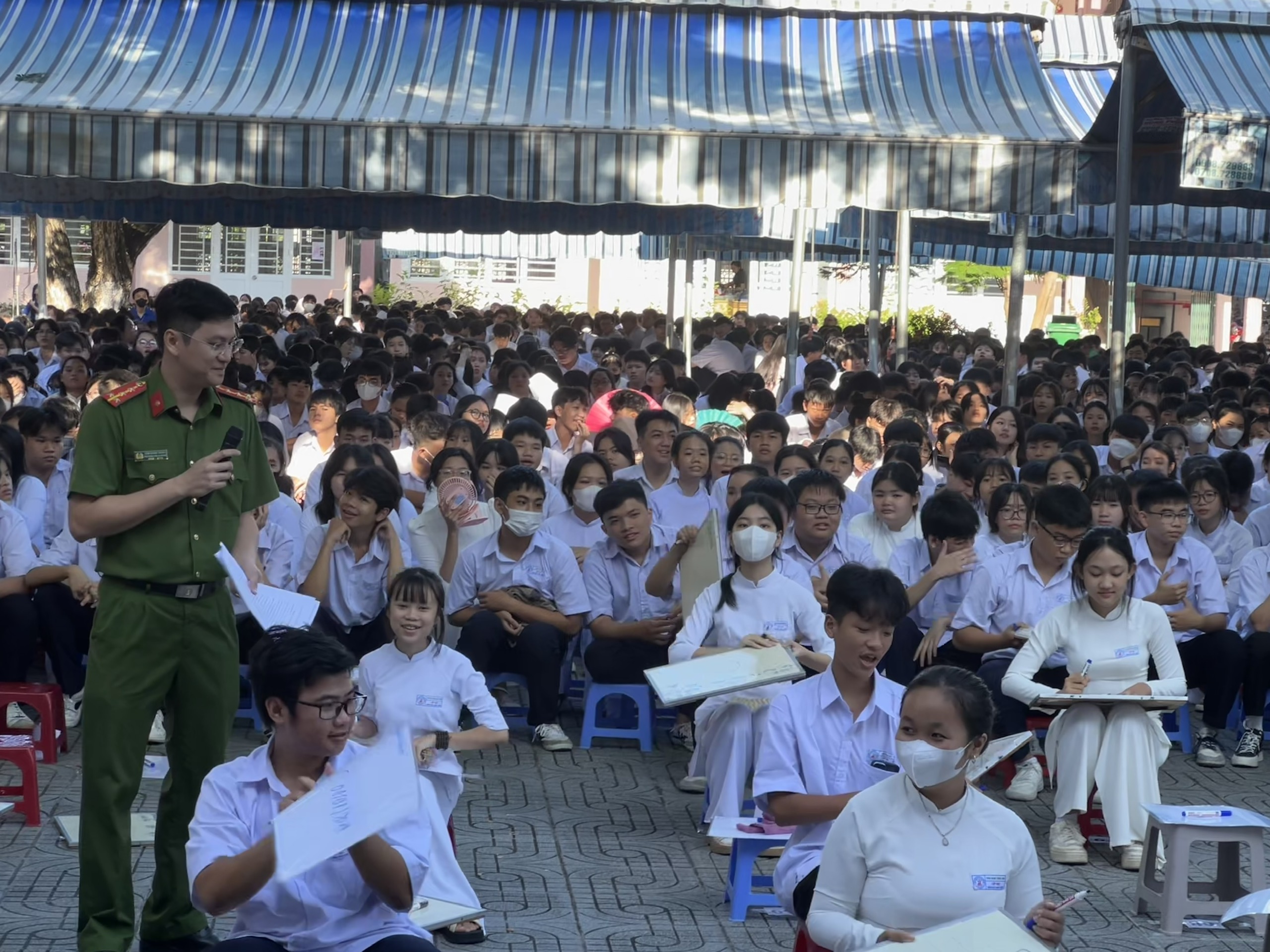 Các học sinh Trường THPT Nguyễn Bỉnh Khiêm rất hào hứng với cuộc thi “Rung chuông vàng”, tìm hiểu pháp luật.