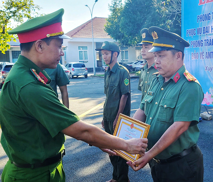 Lãnh đạo Công an huyện Xuyên Mộc tặng giấy khen cho các tập thể, cá nhân.