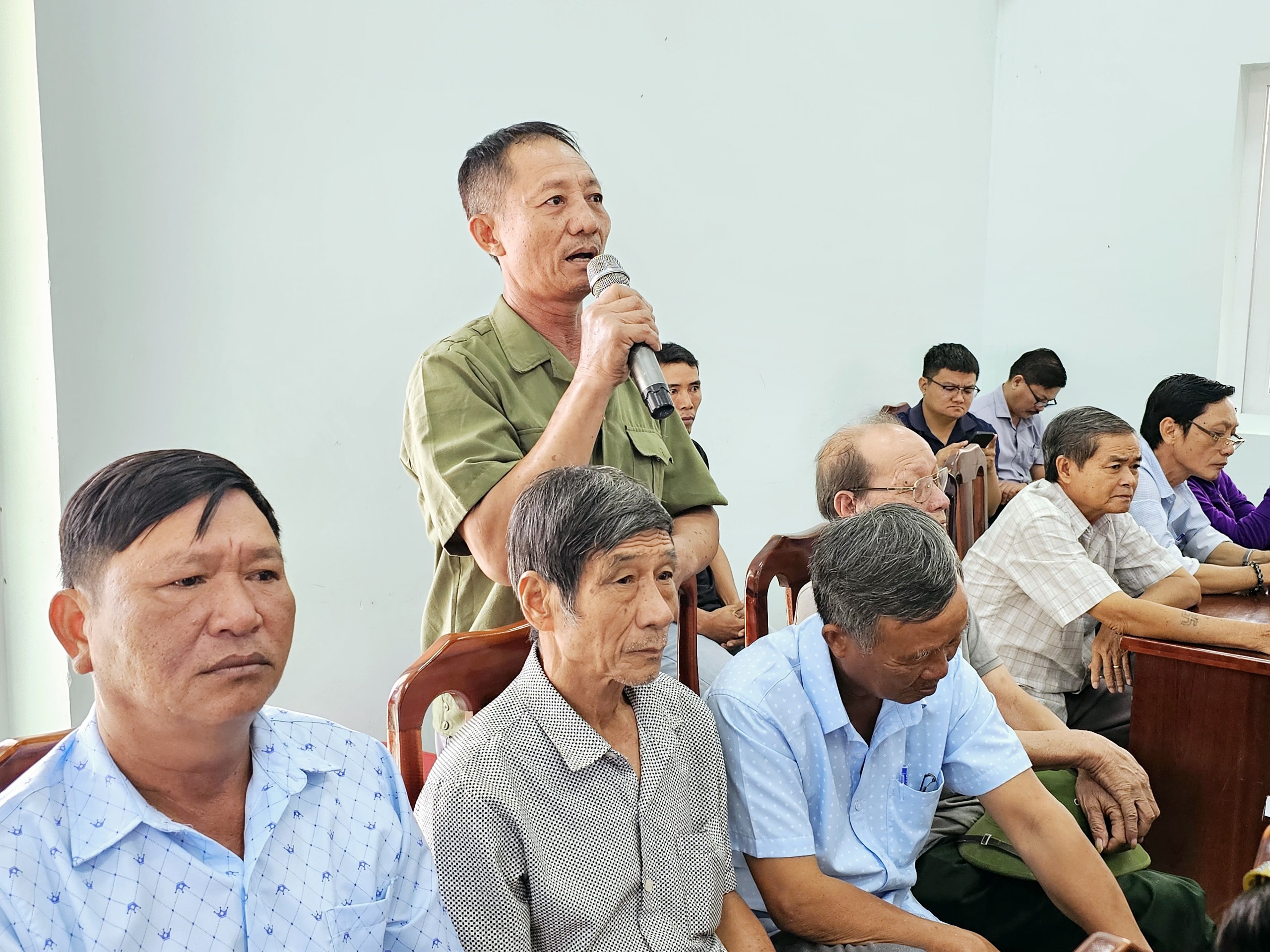 Cử tri Nguyễn Quyết Đính (ấp Bình Hoà, xã Bình Châu, huyện Xuyên Mộc) đề xuất Nhà nước đầu tư thêm hệ thống xử lý nước thải cho người dân sinh sống hai bên đường thuộc dự án đang đầu tư xây dựng đường ven viển 994. Ảnh: TRÚC GIANG