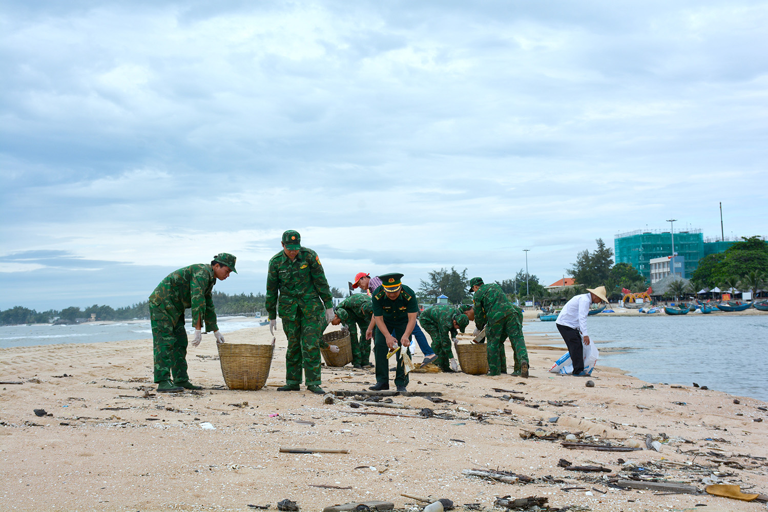 Những năm qua, cán bộ, chiến sĩ Đồn Biên phòng Phước Thuận vẫn đều đặn tổ chức các buổi thu gom rác, làm sạch bãi biển công cộng trên địa bàn quản lý.
