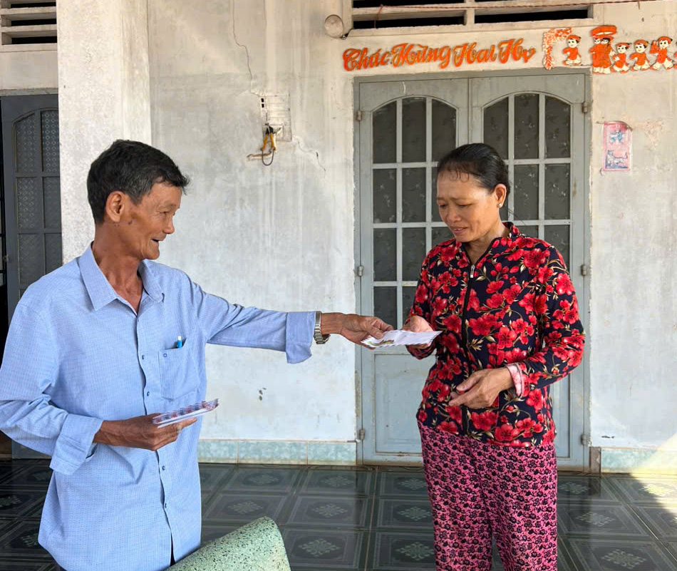 Ông Trần Văn Bảy trao tiền hỗ trợ cho bà Nguyễn Thị Tiết, có hoàn cảnh khó khăn ở Khu phố Phước Trung, TT.Đất Đỏ, huyện Đất Đỏ.