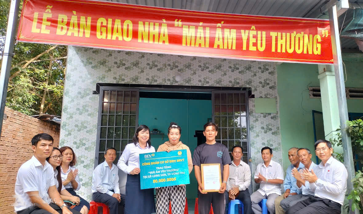 Đại diện CĐCS BIDV Bà Rịa - Vũng Tàu trao bảng tượng trưng số tiền 80 triệu đồng tới gia đình ông Lê Minh Lập.