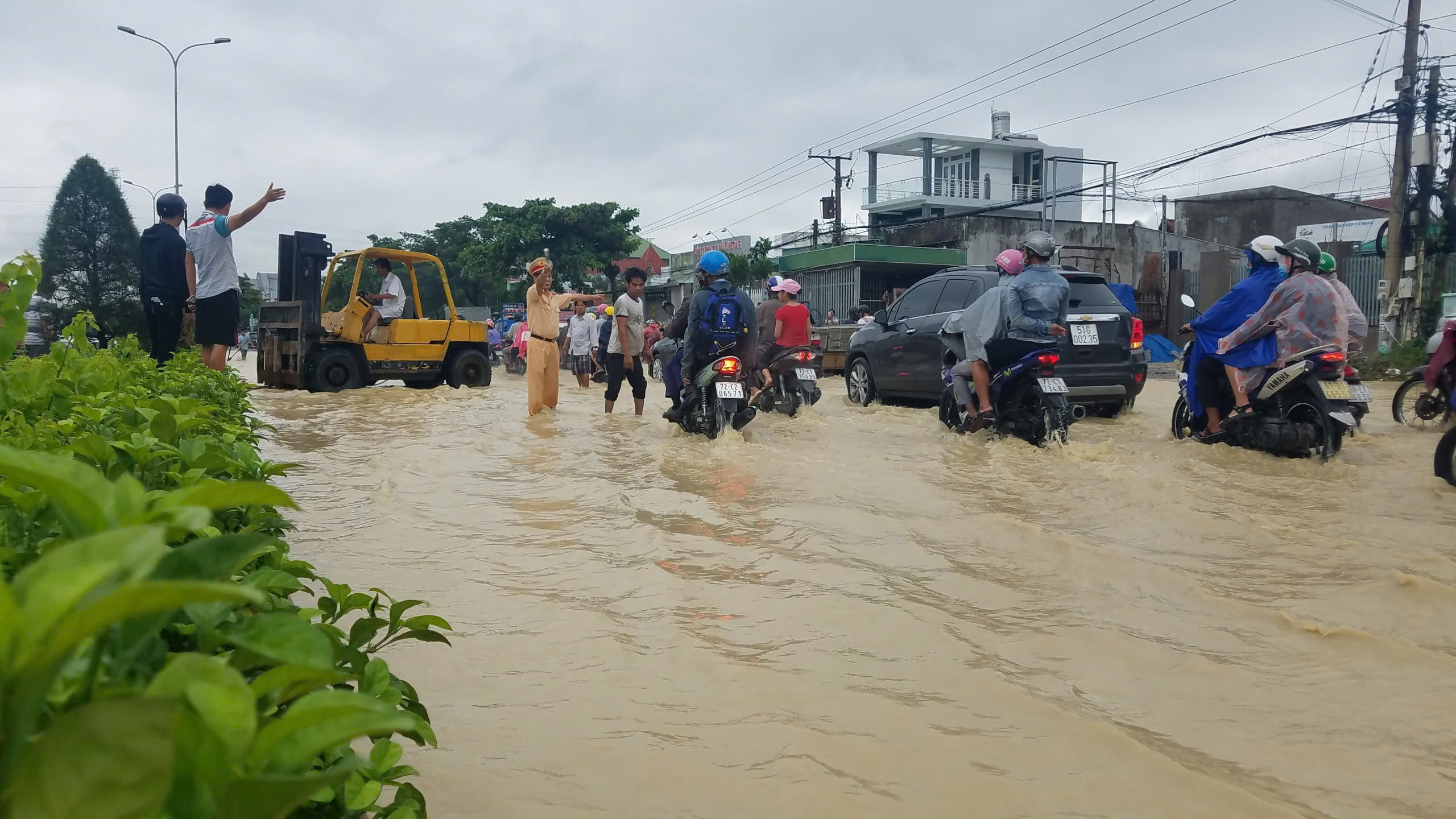 Lực lượng CSGT tham gia điều tiết giao thông tại điểm ngập trên QL51, đoạn qua TX.Phú Mỹ.