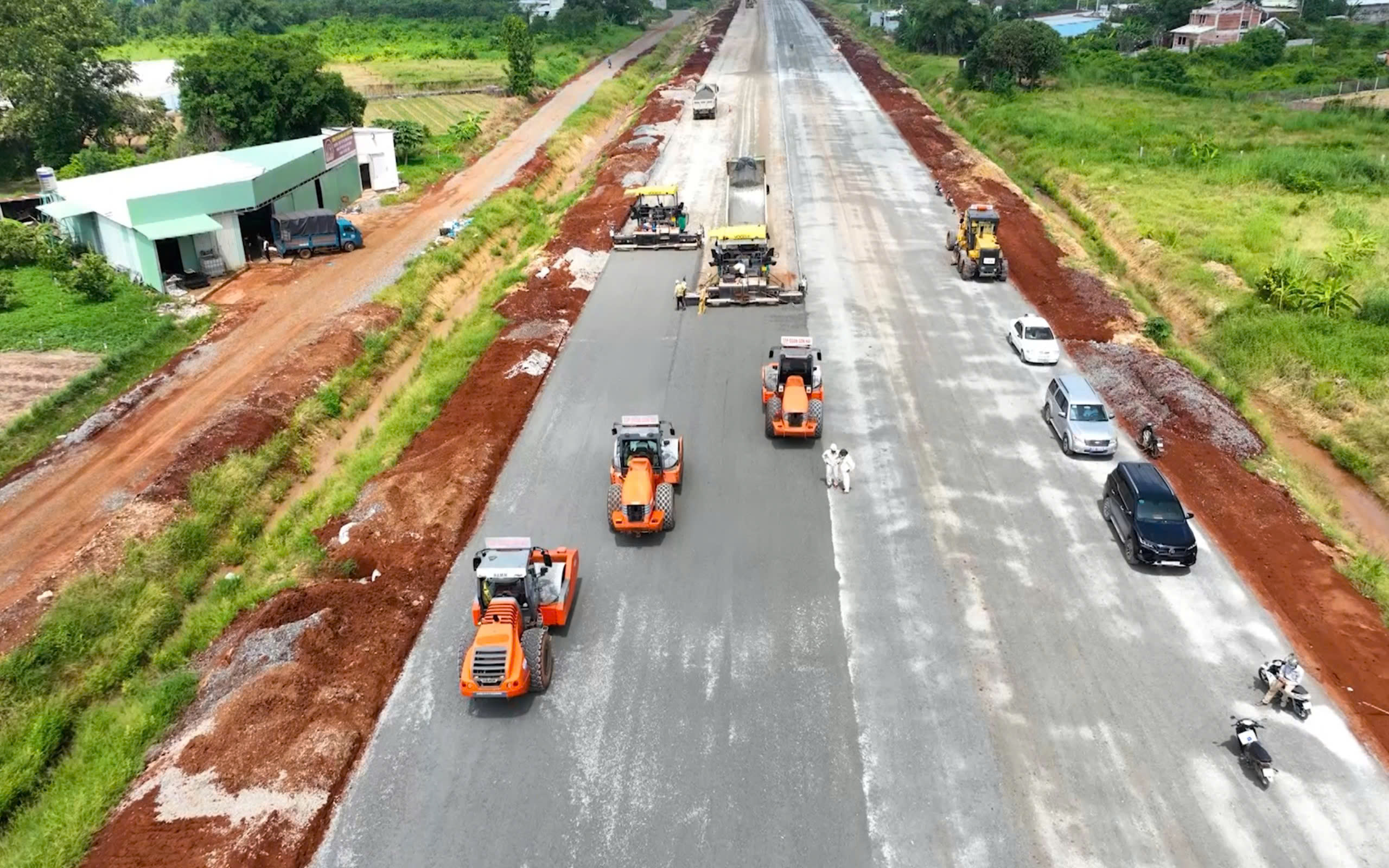 Nhộn nhịp trên công trường dự án đường cao tốc Biên Hòa-Vũng Tàu.