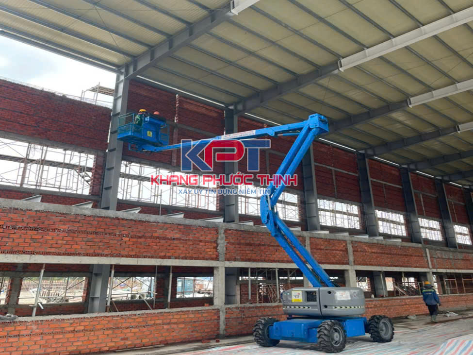 Sử dụng xe nâng dạng Boom lift 16m thi công hệ thống mái nhà xưởng