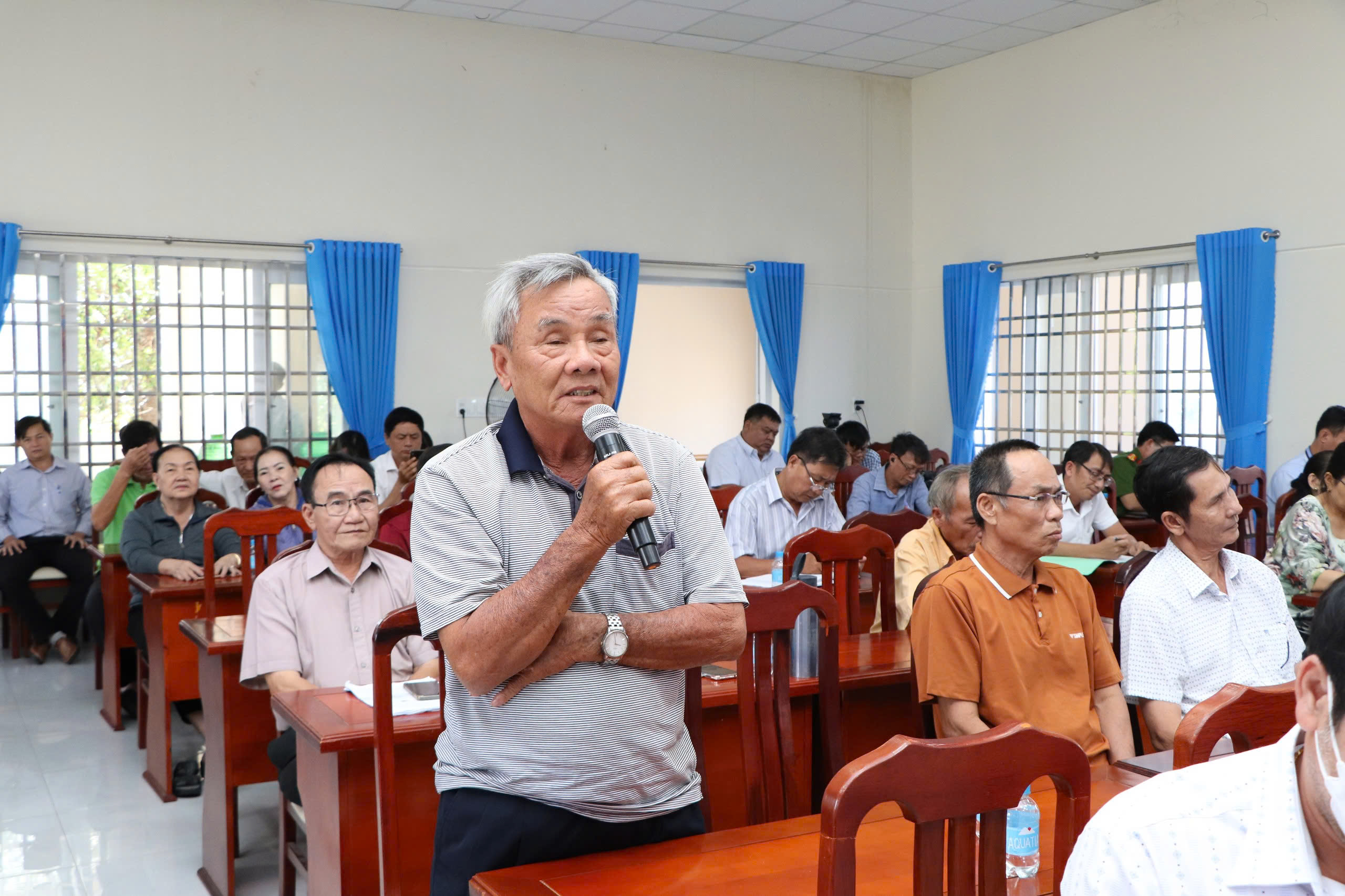 Cử tri Trần Cao Khải, xã Phước Tỉnh phản ánh khó khăn của ngư dân vì nguồn hải sản cạn kiệt. Ảnh: DIỄM QUỲNH