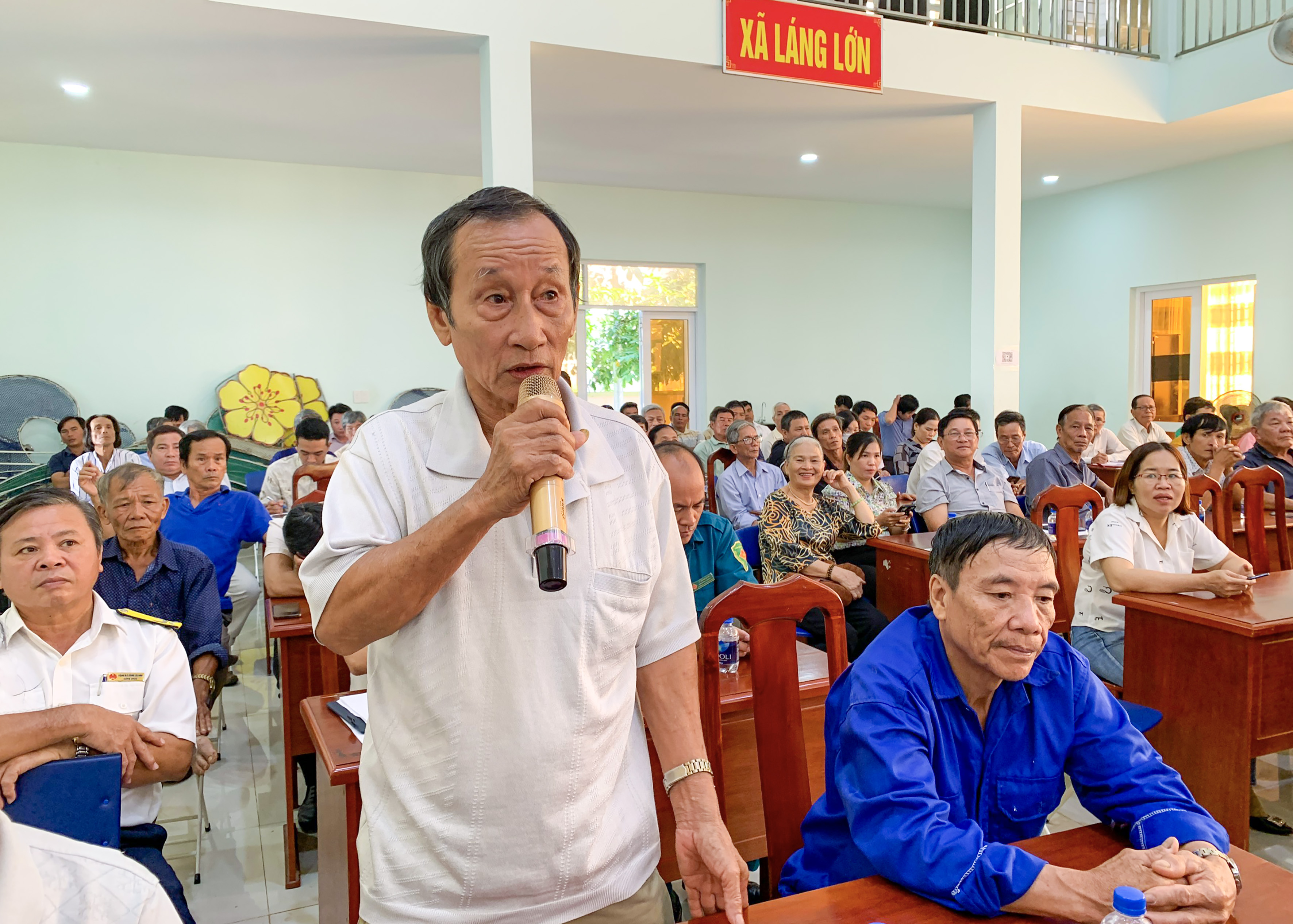 Cử tri Nguyễn Nguyên Vũ (xã Láng Lớn, huyện Châu Đức) phản ánh nhà máy chế biến gỗ thành viên nén gần khu dân cư, trường học gây ô nhiễm môi trường, ô nhiễm tiếng ồn, ảnh hưởng đến cuộc sống của người dân. Ảnh: BẢO KHÁNH