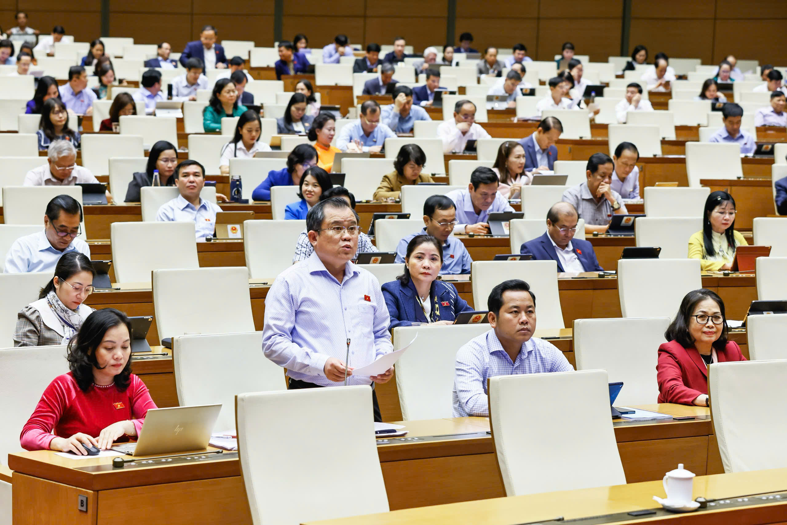 Đại biểu Quốc hội Nguyễn Tâm Hùng, Đoàn ĐBQH tỉnh Bà Rịa - Vũng Tàu phát biểu thảo luận tại phiên họp. Ảnh: CHÂU VŨ