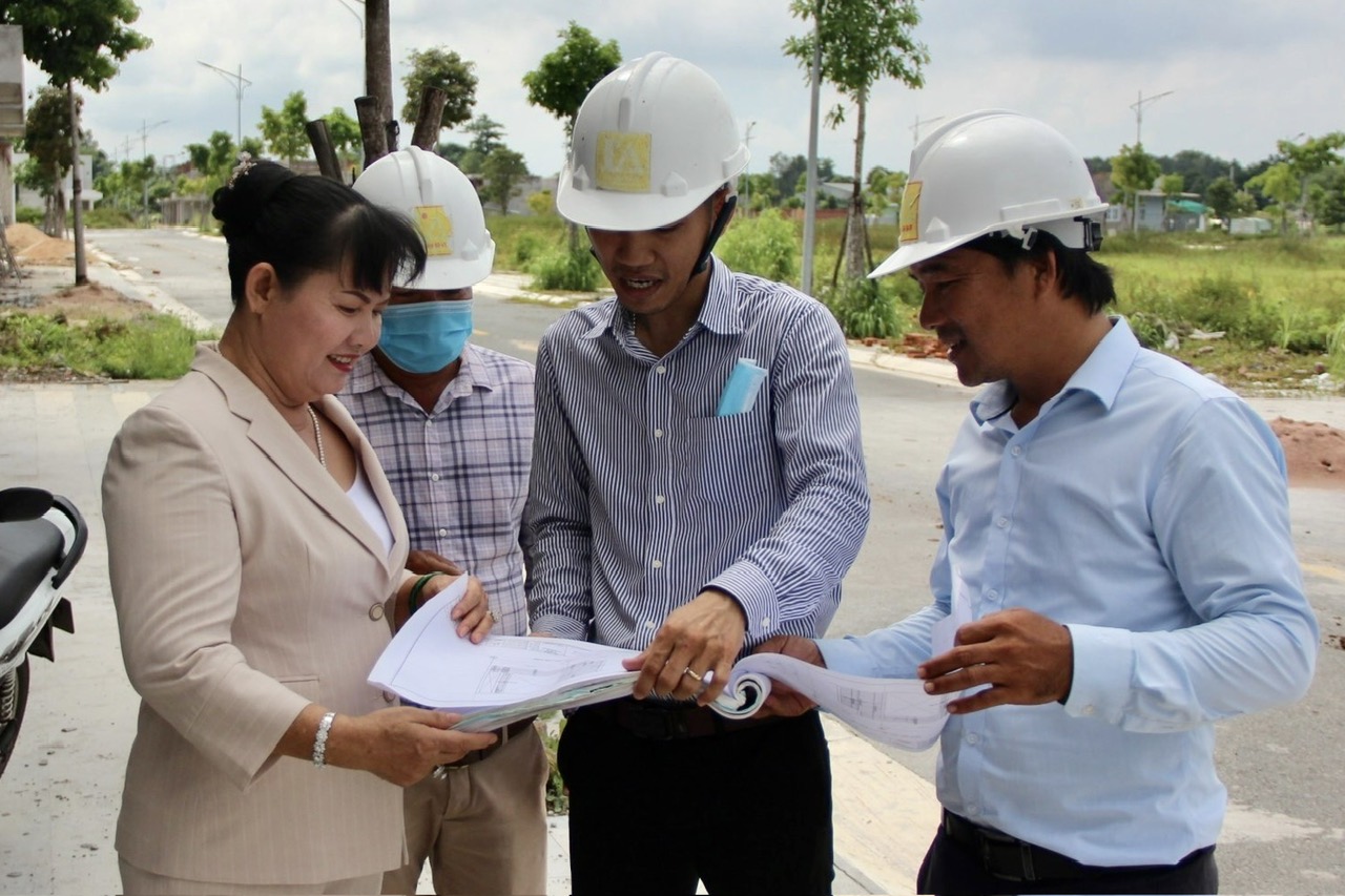 Bà Nguyễn Nam Phương, Chủ tịch HĐQT Công ty Lan Anh và kỹ sư kiểm tra hạ tầng dự án NOXH Lan Anh 7 mở rộng.